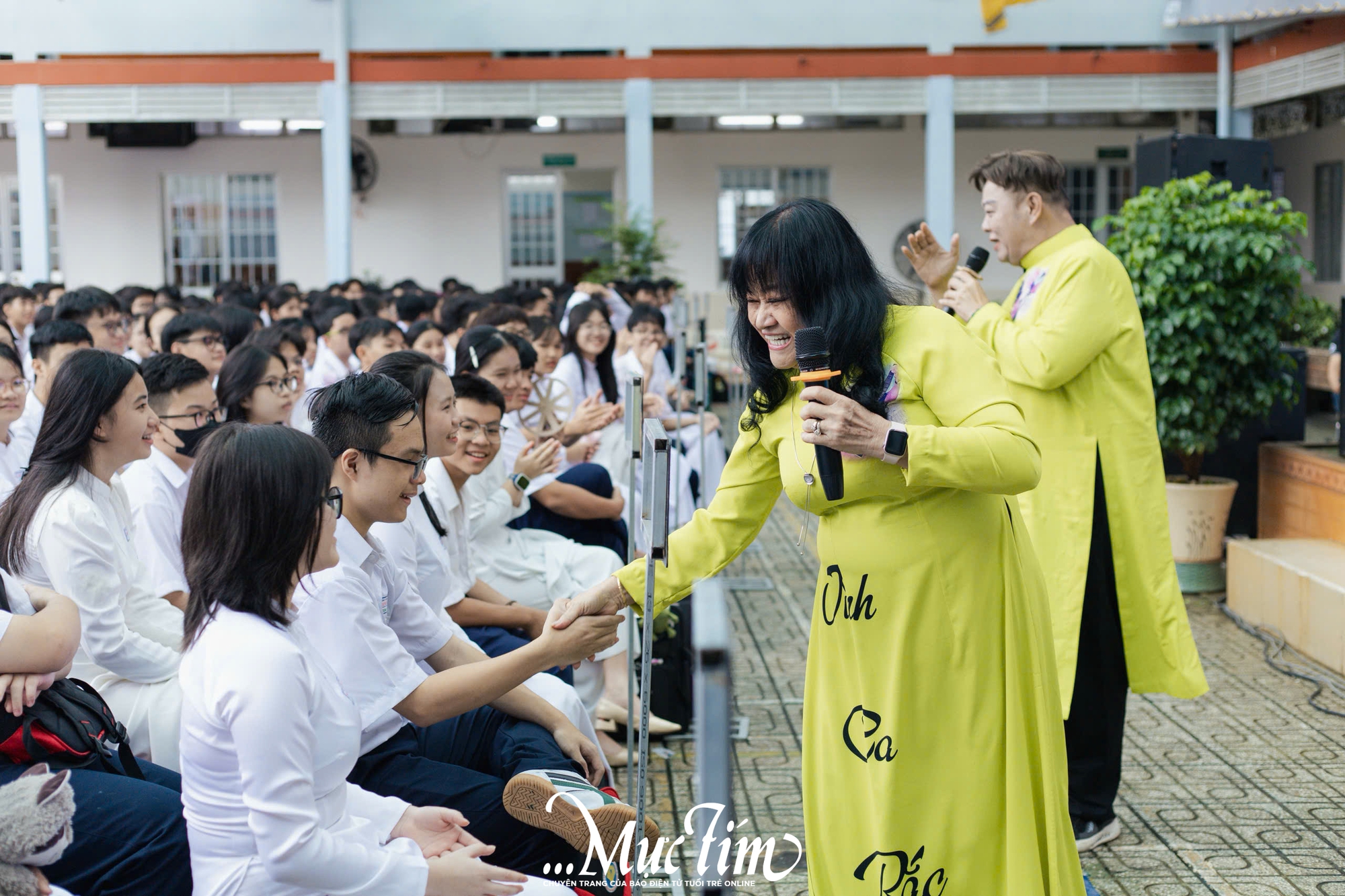 Teen Trường THPT Nguyễn Thái Bình giao lưu với nghệ sĩ nổi tiếng ngay tại trường- Ảnh 1.