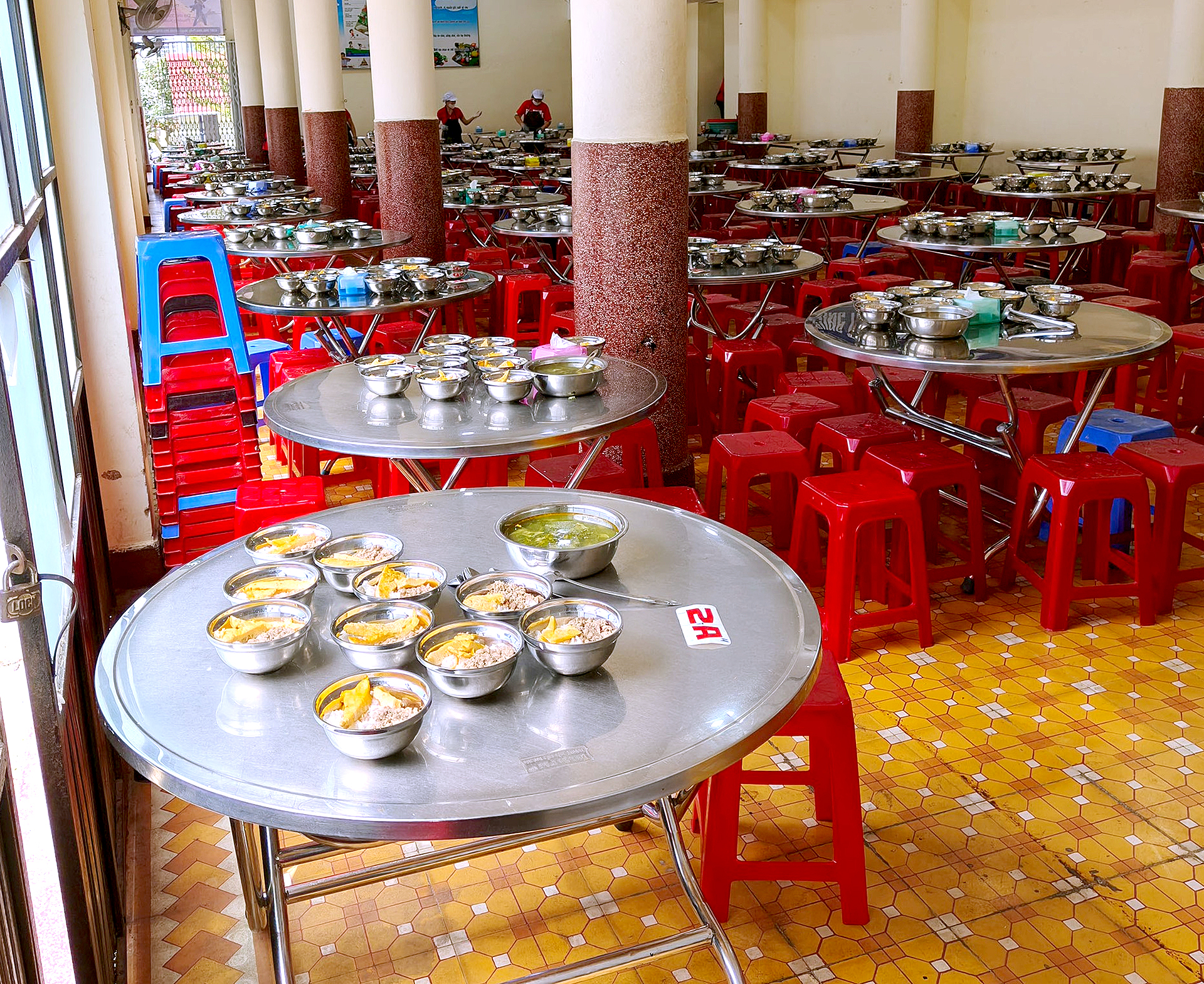 Kiểm tra nguồn gốc nguyên liệu bếp ăn bán trú các trường ở phường Xuân Hương - Đà Lạt - Ảnh 1.