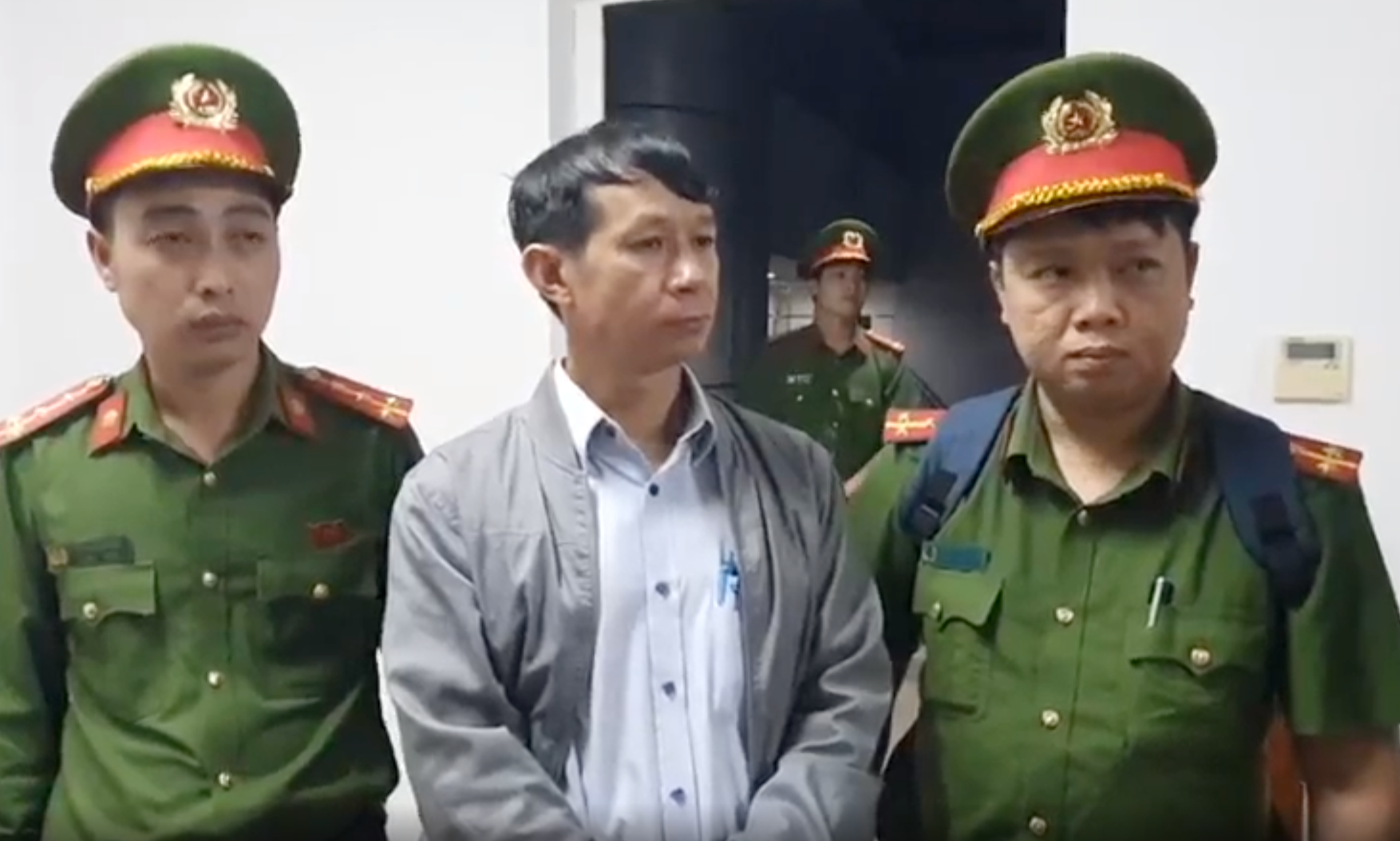 Bắt hai trưởng khoa Bệnh viện Đa khoa vùng Tây Nguyên vụ kê khống 500 ca tán sỏi - Ảnh 3.