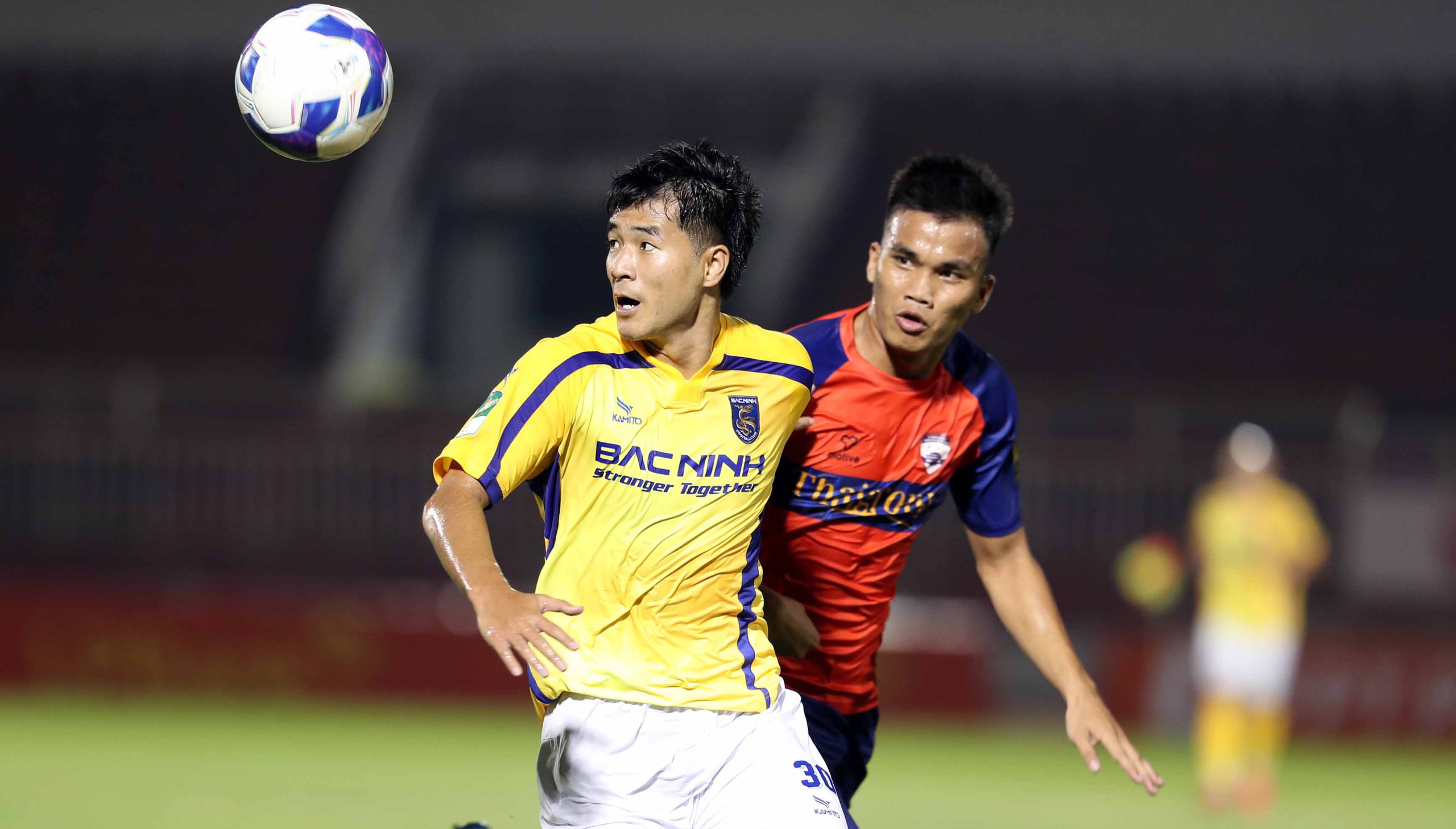 Vé thăng hạng V-League không dễ cho các đại gia - Ảnh 1.