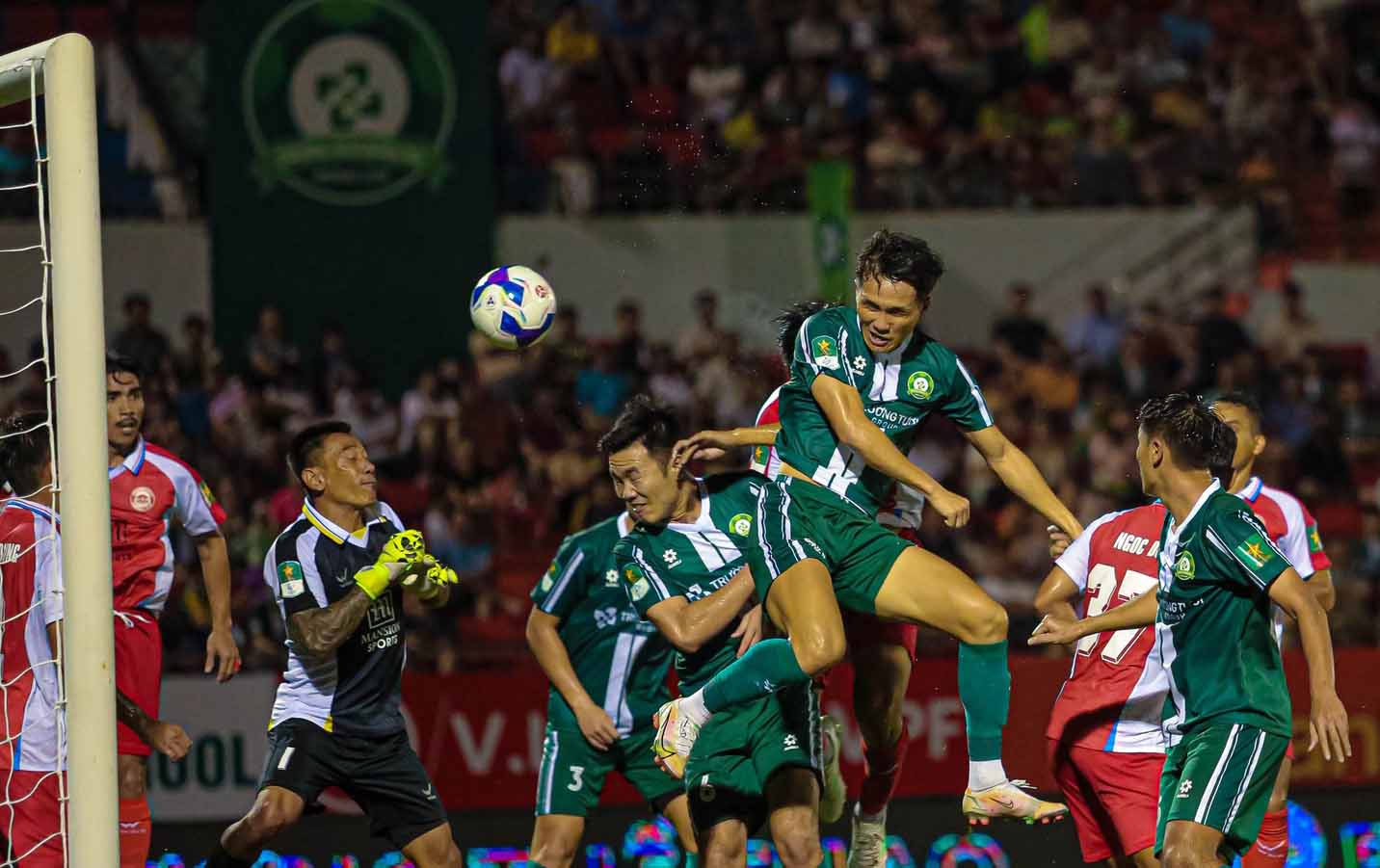 Vé thăng hạng V-League không dễ cho các đại gia - Ảnh 2.