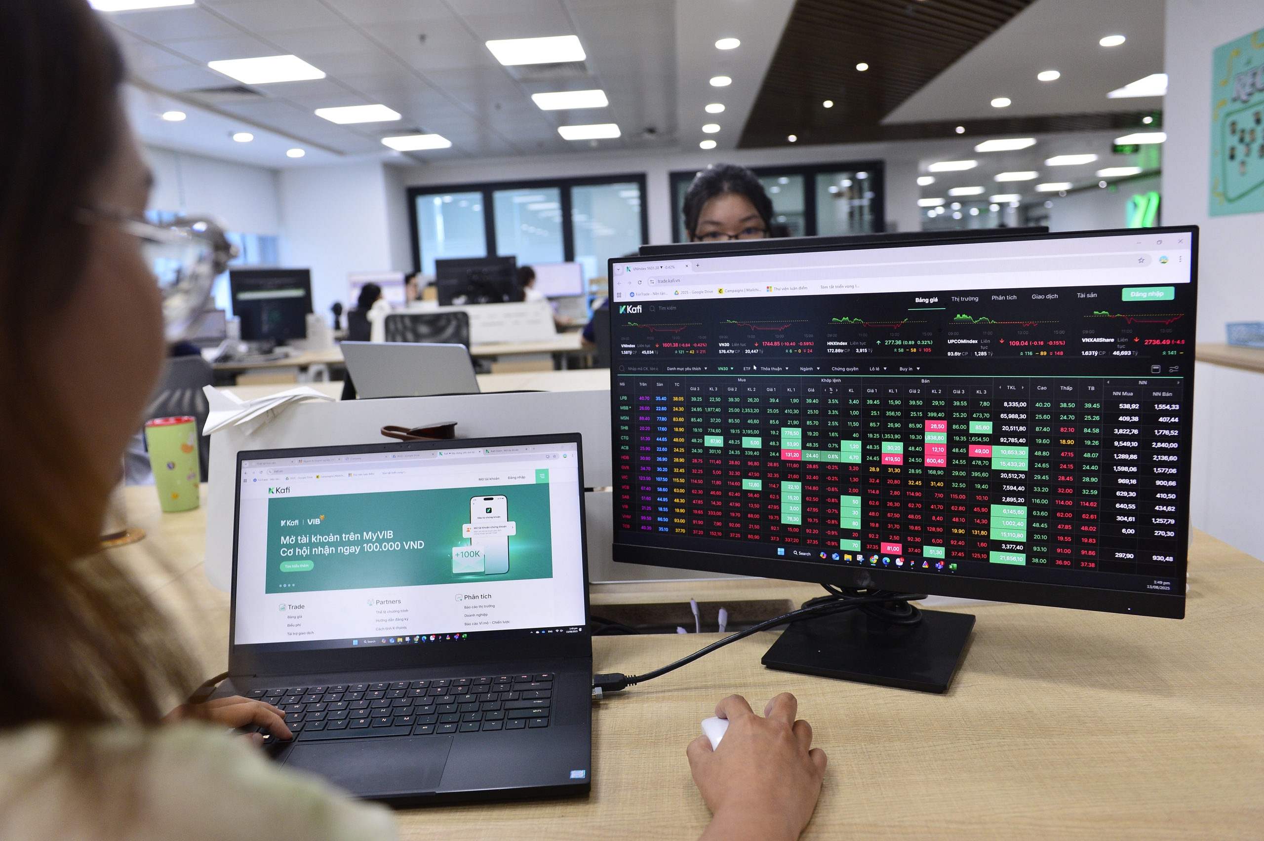 Tiền vào chứng khoán sụt giảm, dự báo VN-Index ra sao khi trống vắng thông tin? - Ảnh 1.