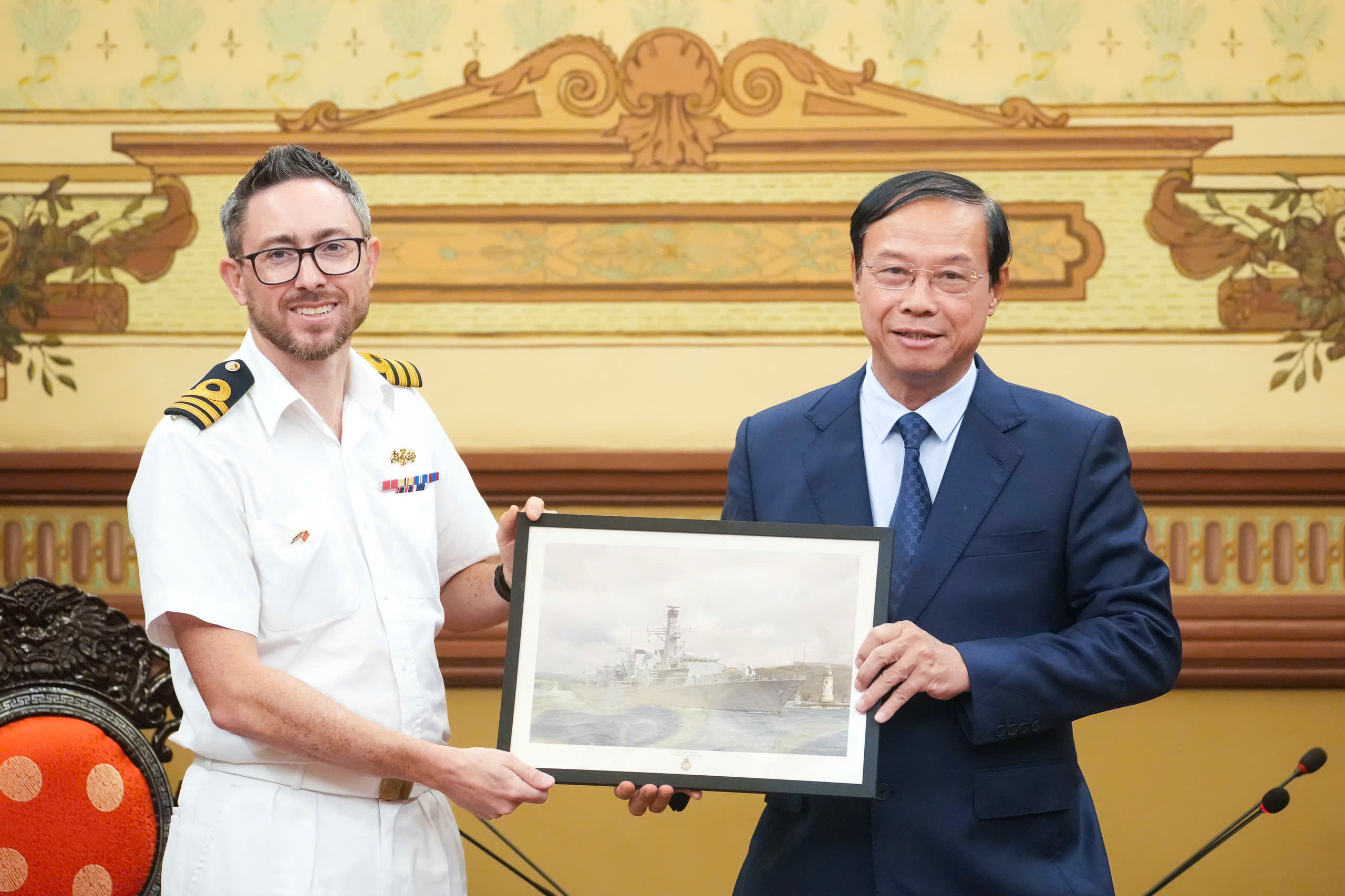 នាវាកងទ័ពជើងទឹកអង់គ្លេស HMS Richmond ត្រឡប់ទៅទីក្រុងហូជីមិញវិញ ក្រោយរយៈពេល ៤ឆ្នាំ - រូបថត ១១. Tàu HMS Richmond trở lại TP.HCM sau 4 năm - Ảnh 11.