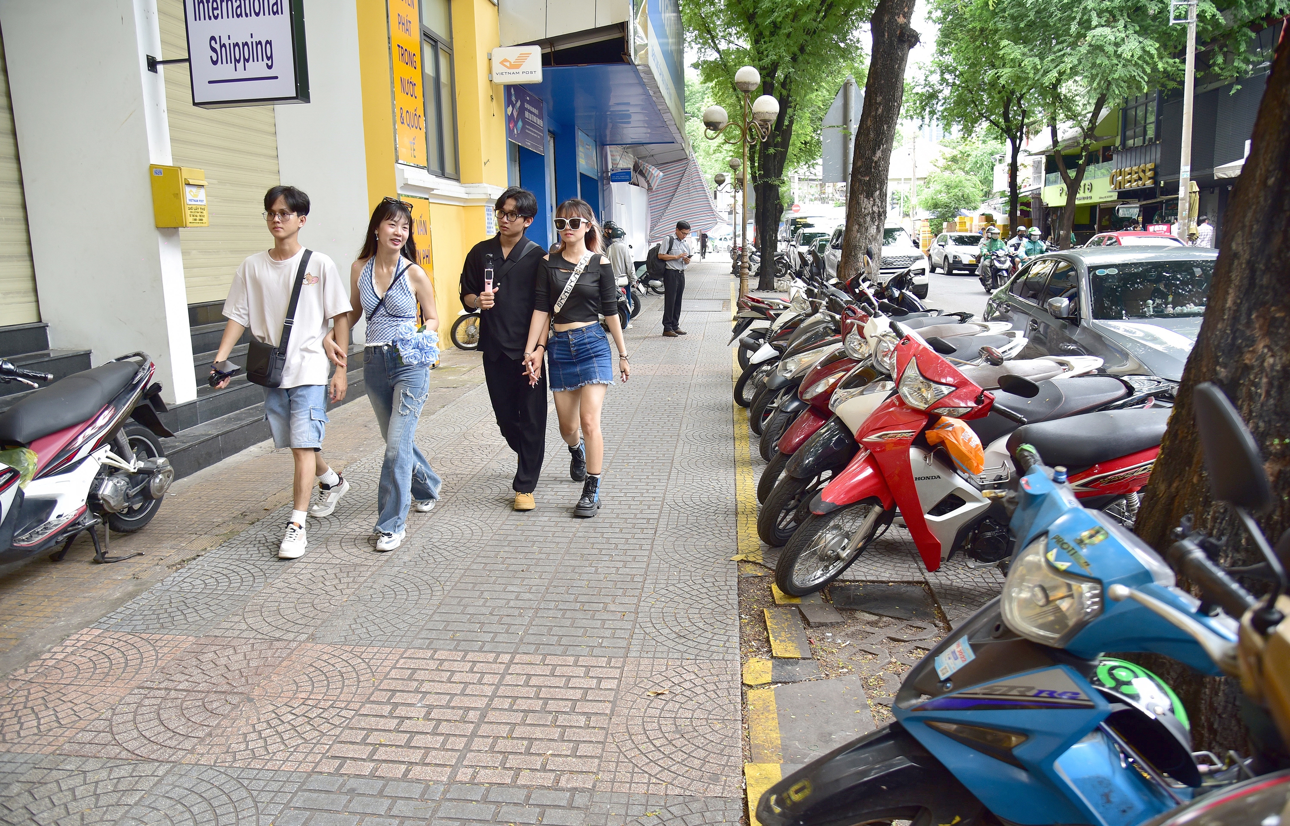 TP.HCM rà soát để kiến nghị sử dụng tạm lòng đường, vỉa hè hiệu quả, ngăn lấn chiếm - Ảnh 1.