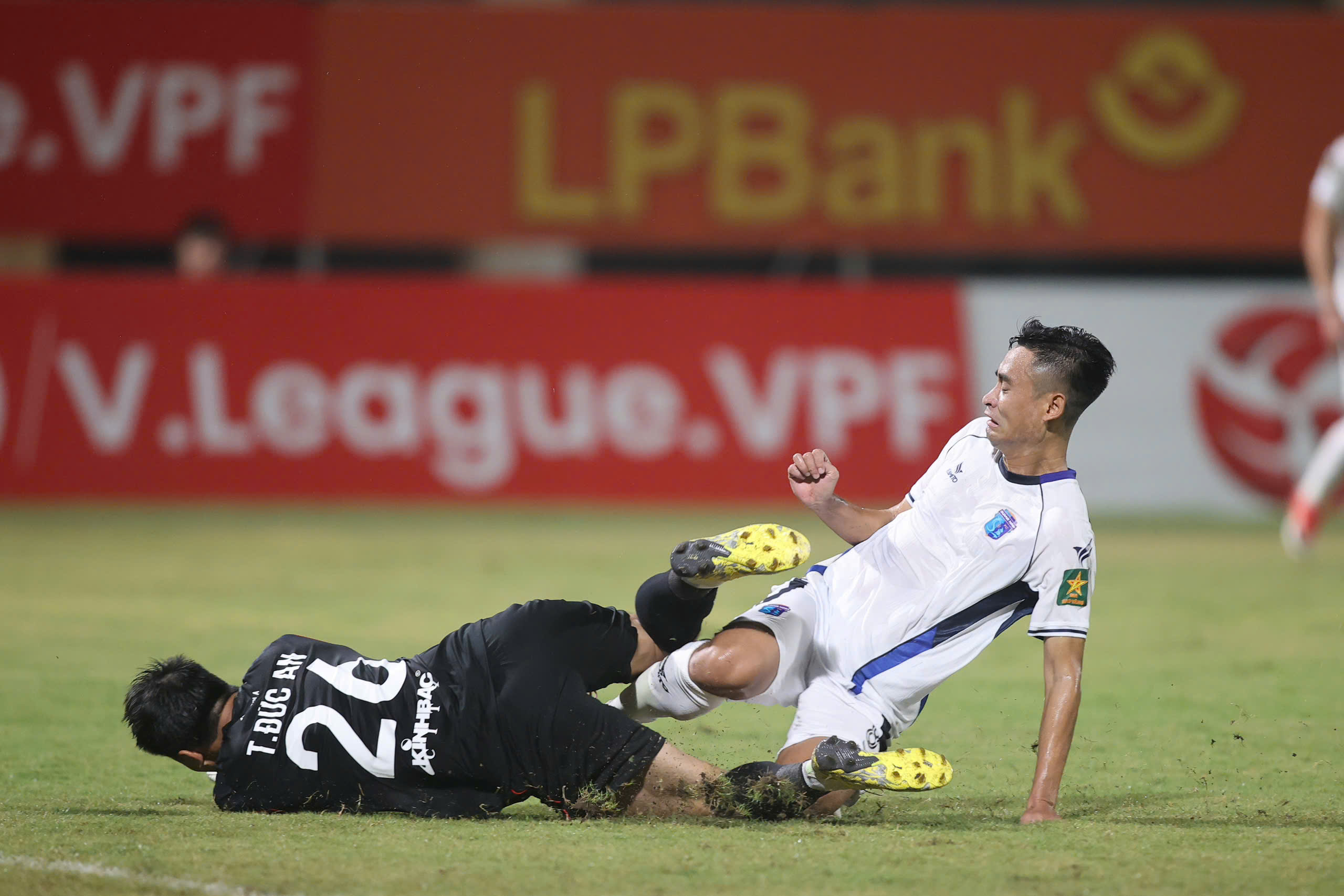 Vé thăng hạng V-League không dễ cho các đại gia - Ảnh 3.