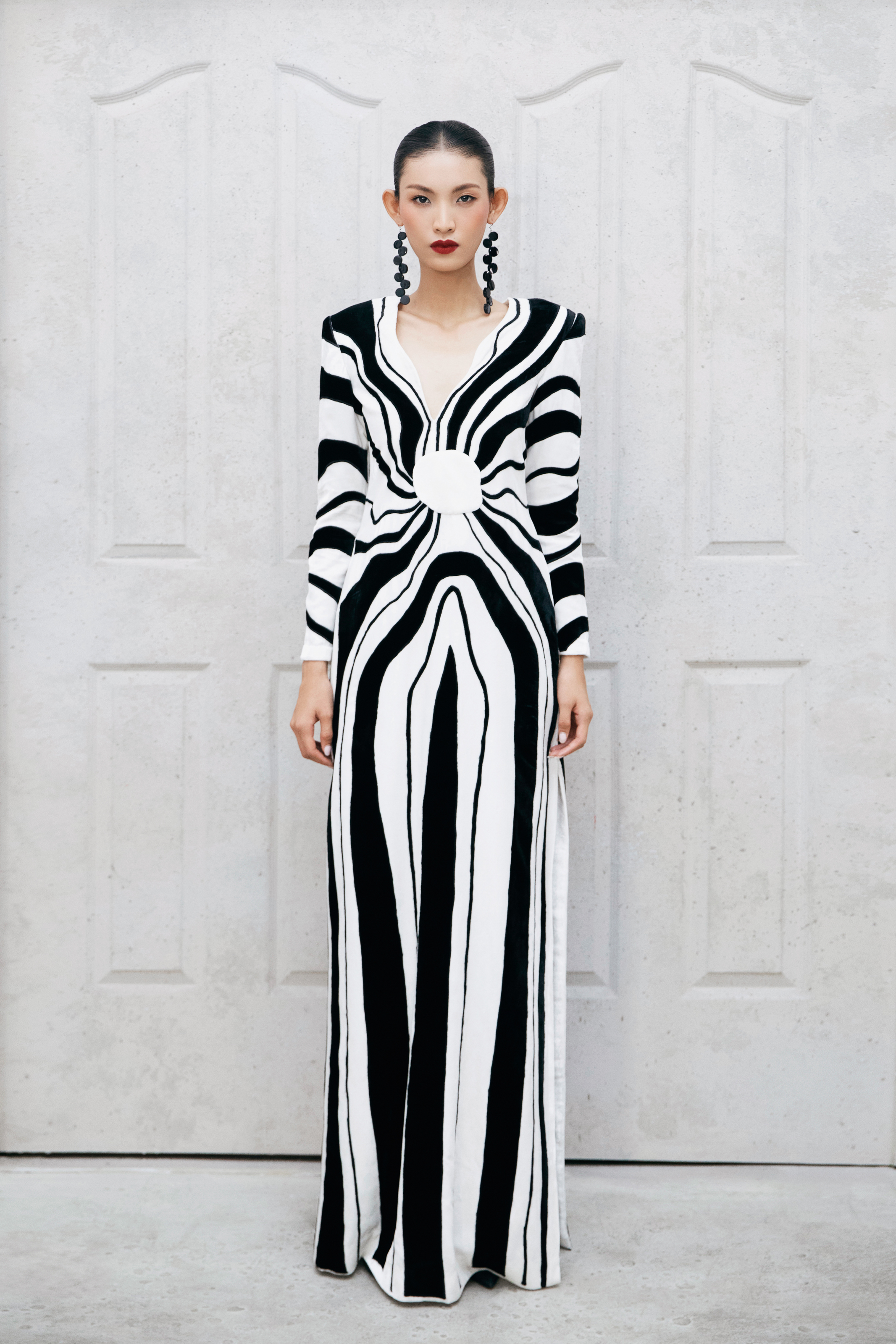 អ្នករចនា Ha Linh Thu ត្រឡប់មកទីក្រុងប៉ារីសវិញ ដើម្បីរៀបចំកម្មវិធីបង្ហាញម៉ូដ - រូបថត ៩. Nhà thiết kế Hà Linh Thư trở lại Paris tổ chức show thời trang - Ảnh 9.