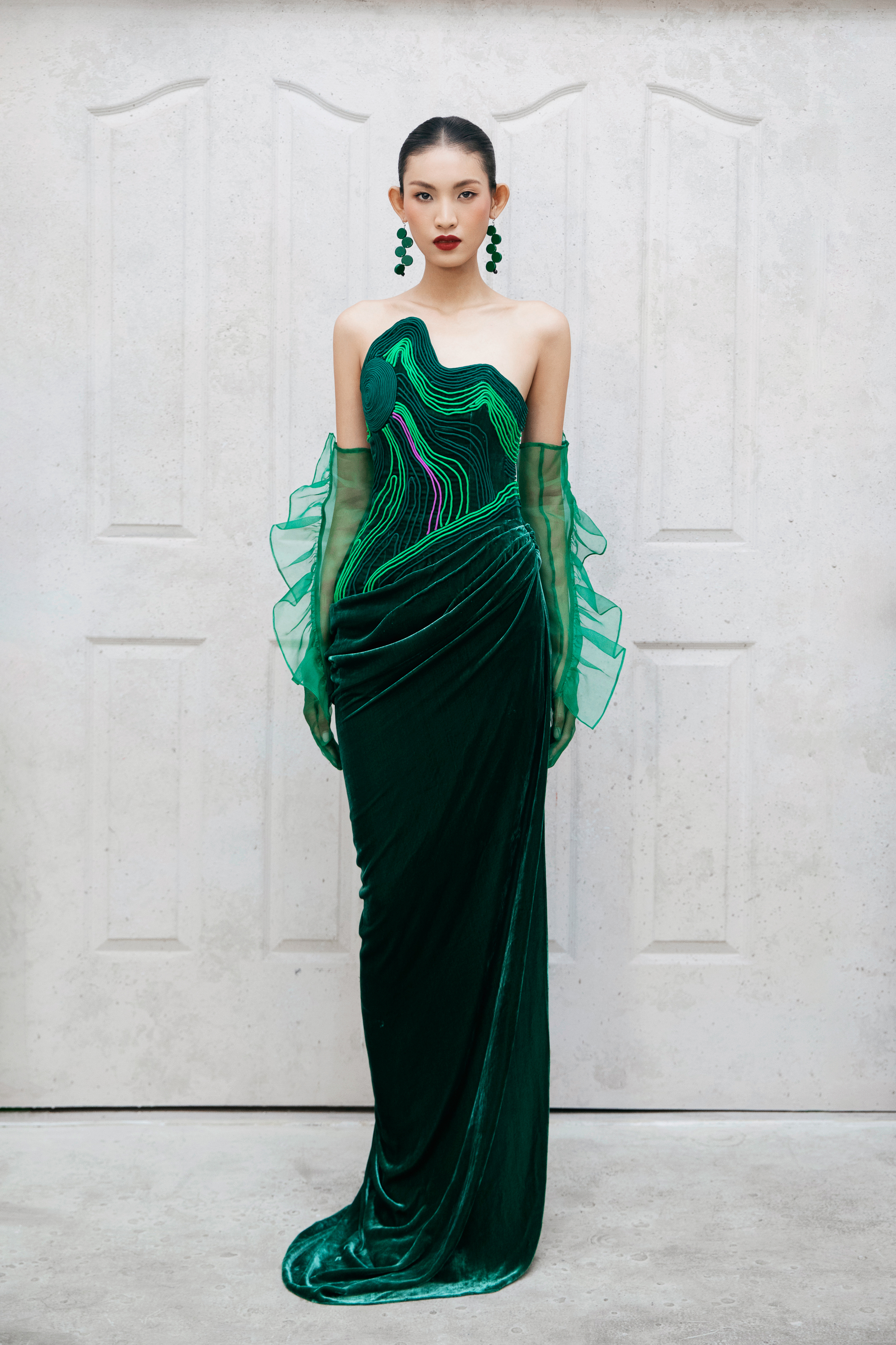 Nhà thiết kế Hà Linh Thư trở lại Paris tổ chức show thời trang - Ảnh 2.