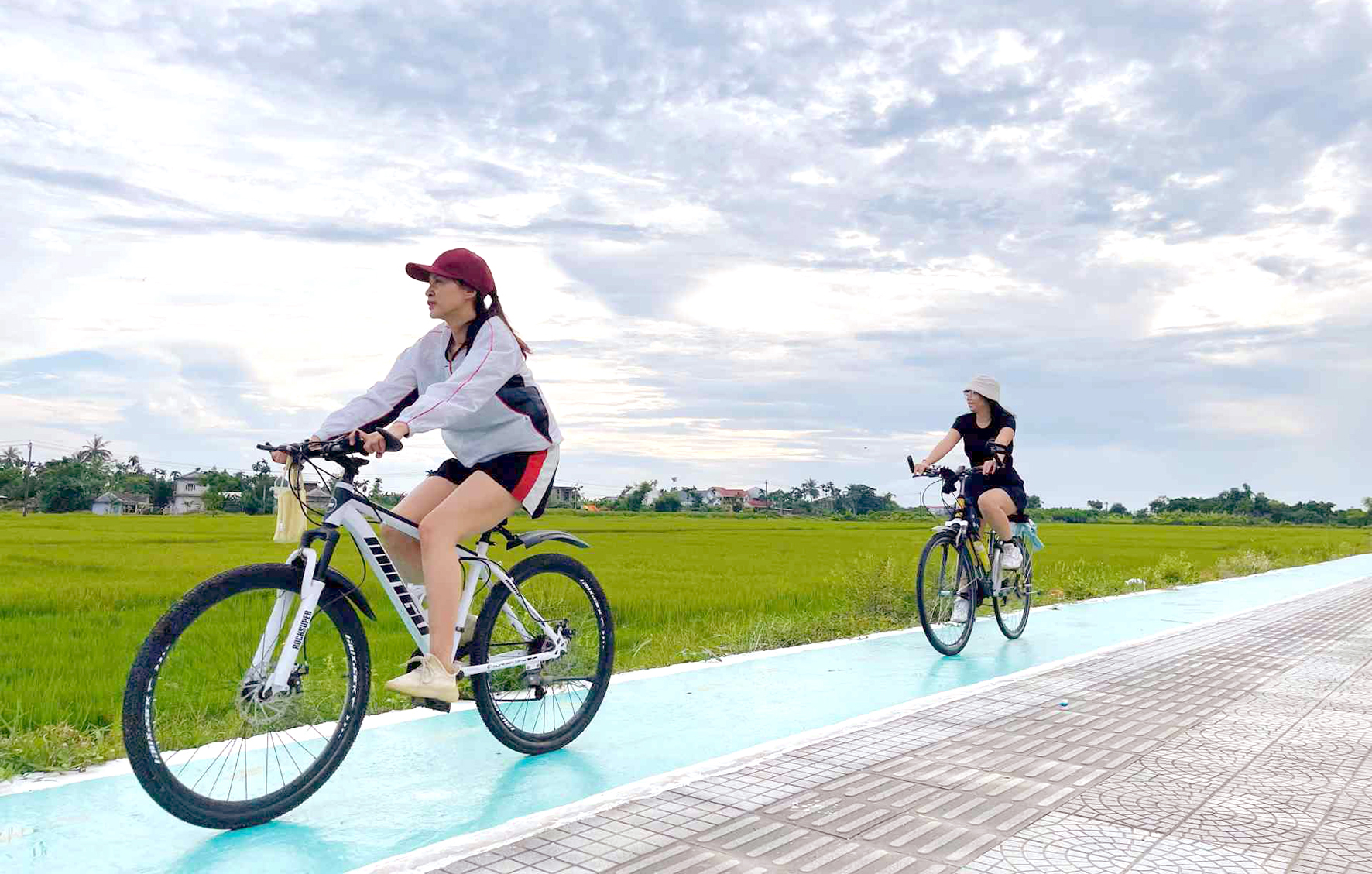 Otevírání cyklostezek, postupné rozšiřování zelené dopravy - Foto 3. Mở làn xe đạp, từng bước mở rộng giao thông xanh - Ảnh 3.