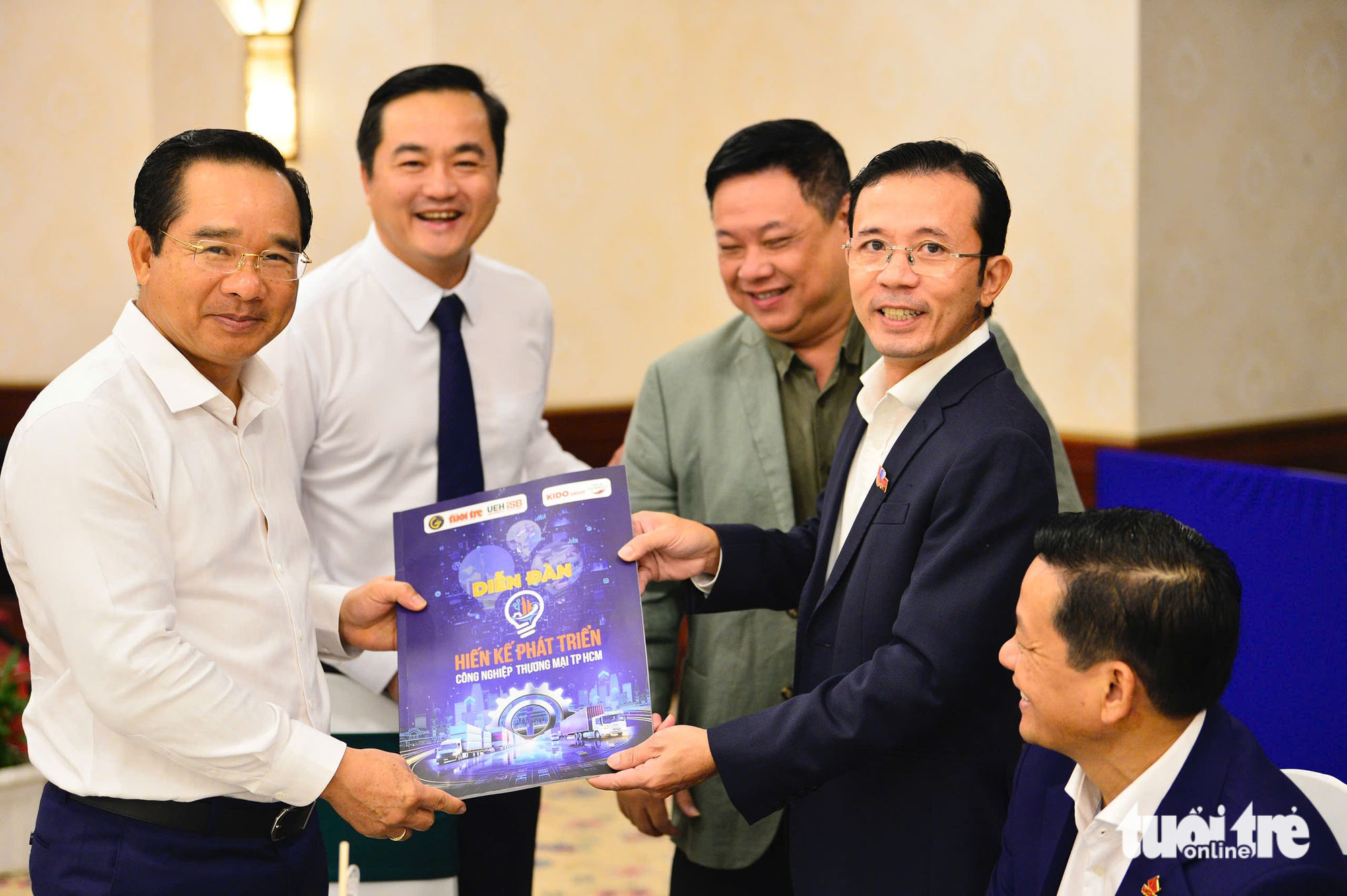 Chủ tịch UBND TP.HCM ăn sáng cùng chuyên gia: Mong có 'đàn chim Việt' sánh vai 'đại bàng' thế giới - Ảnh 1.