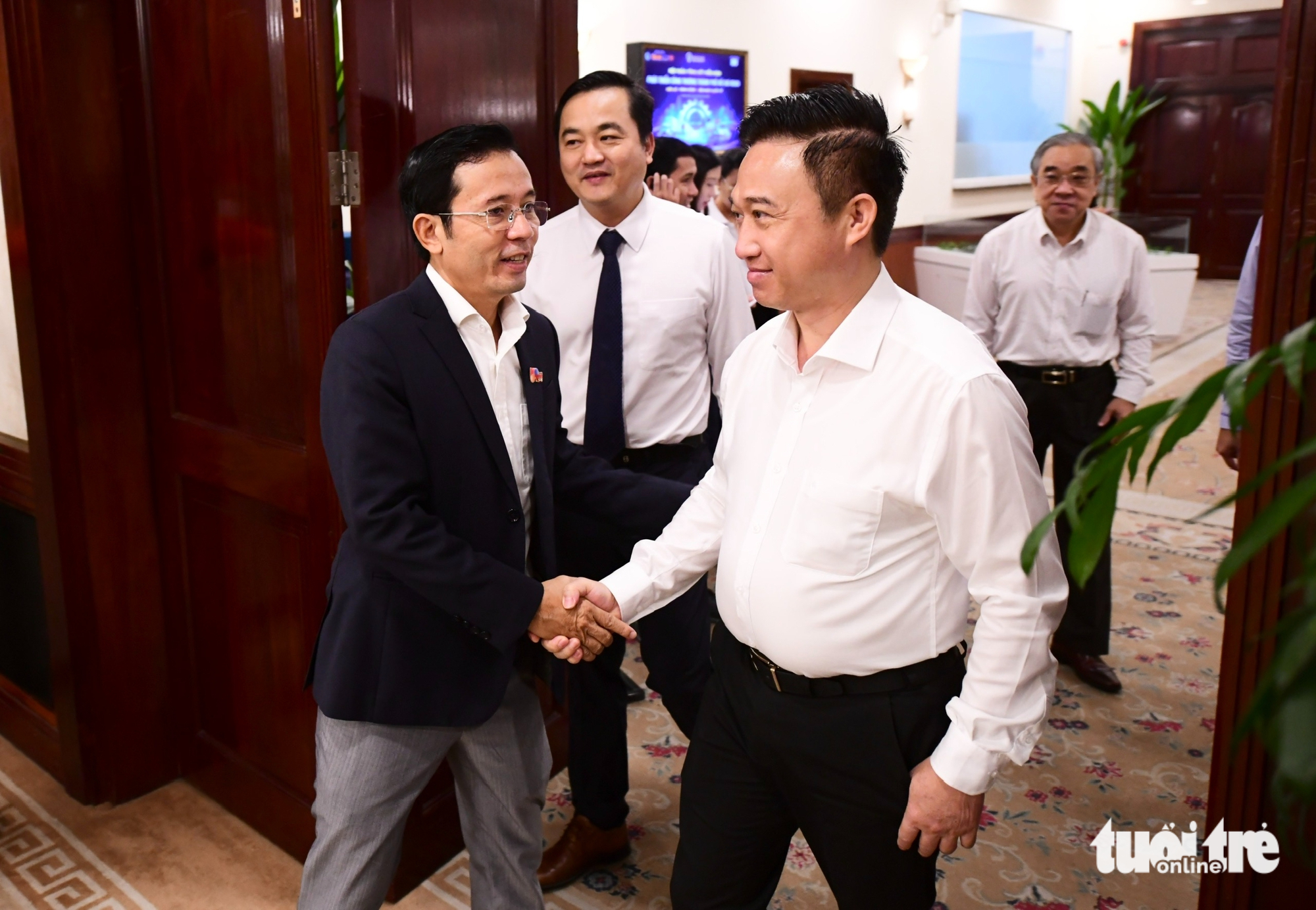 Chủ tịch UBND TP.HCM ăn sáng cùng chuyên gia: Mong có 'đàn chim Việt' sánh vai 'đại bàng' thế giới - Ảnh 2.