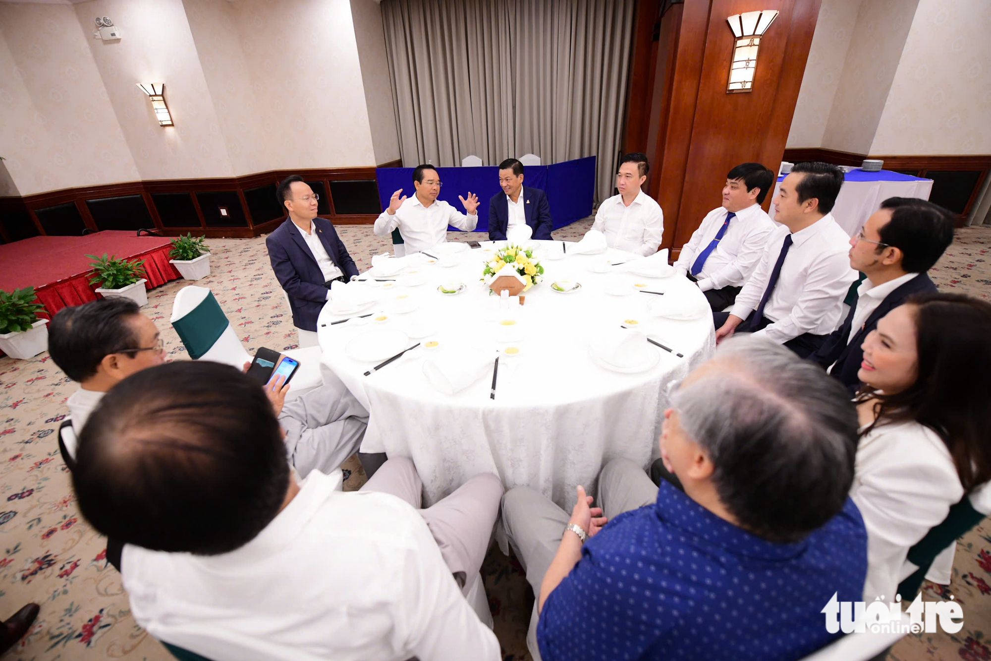 Chủ tịch UBND TP.HCM ăn sáng cùng chuyên gia: Mong có 'đàn chim Việt' sánh vai 'đại bàng' thế giới - Ảnh 3.