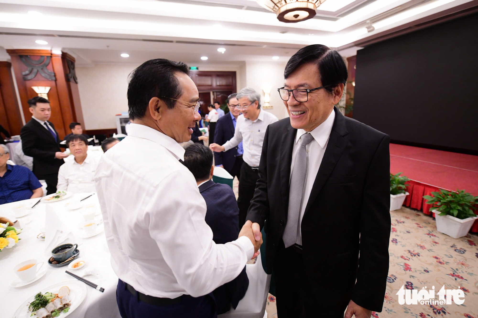 Chủ tịch UBND TP.HCM ăn sáng cùng chuyên gia: Mong có 'đàn chim Việt' sánh vai 'đại bàng' thế giới - Ảnh 4.
