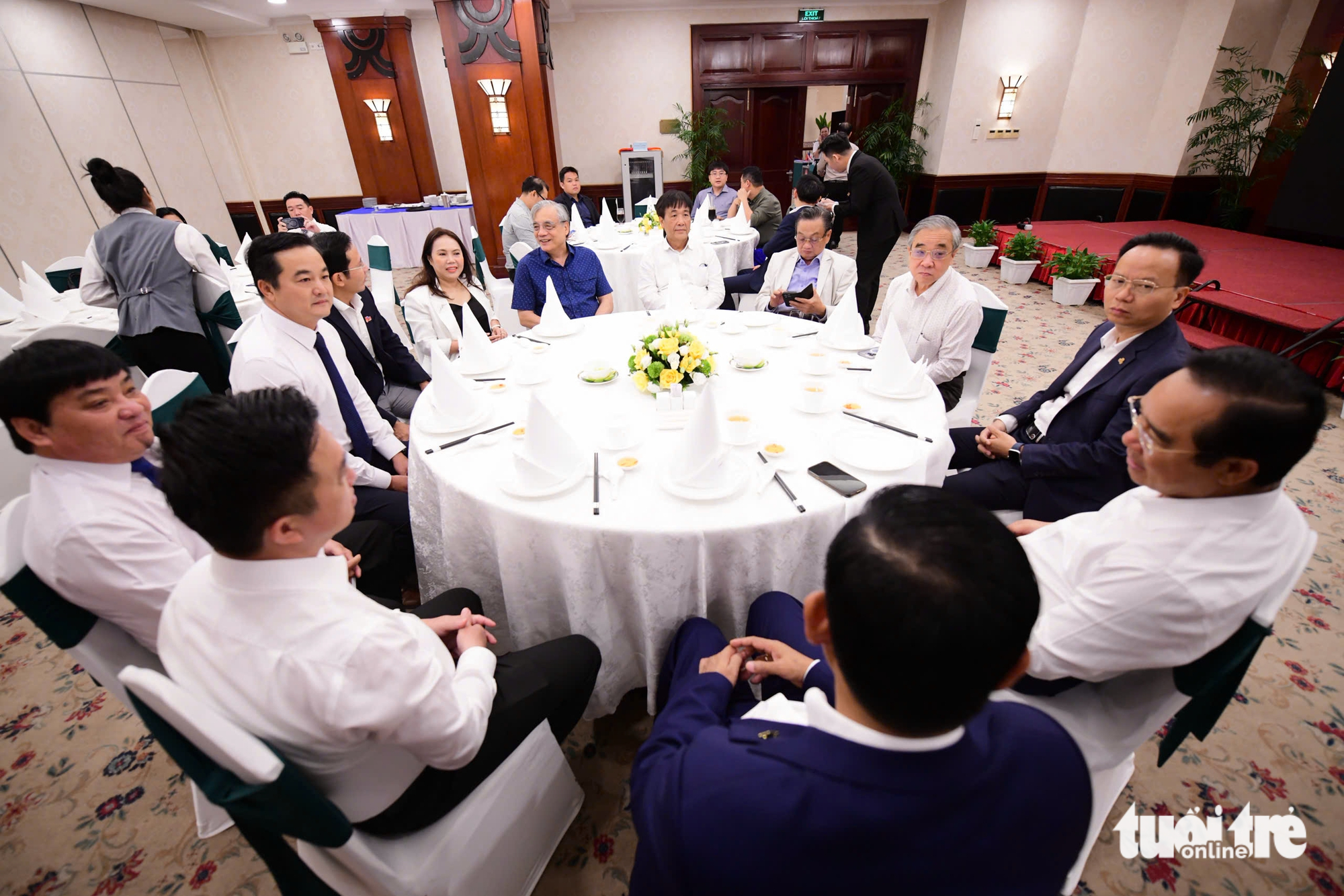 Chủ tịch UBND TP.HCM ăn sáng cùng chuyên gia: Mong có 'đàn chim Việt' sánh vai 'đại bàng' thế giới - Ảnh 7.