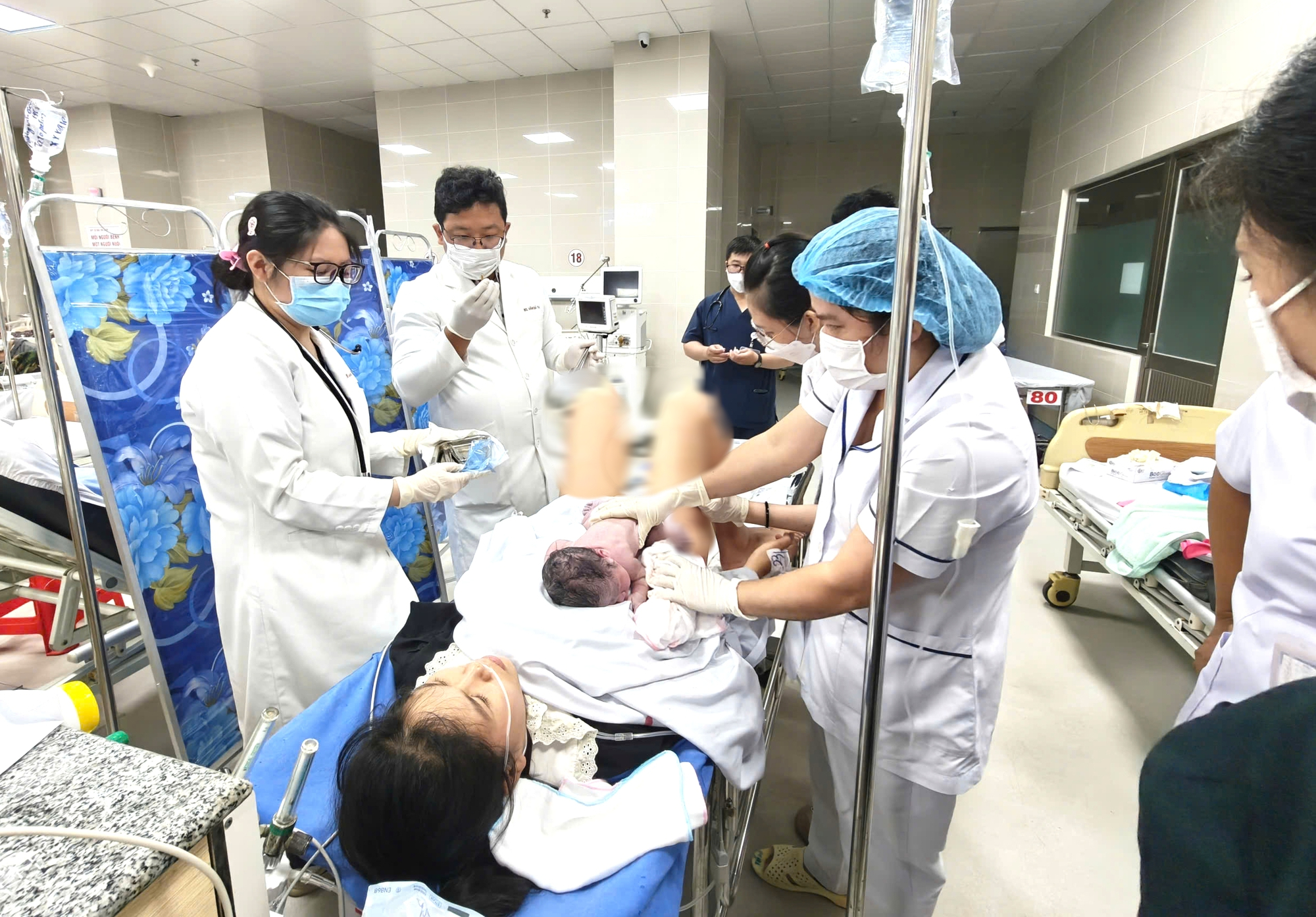 Hai bệnh viện ở Đồng Tháp phối hợp cứu sản phụ bị vỡ ối giữa đường lúc rạng sáng - Ảnh 1.