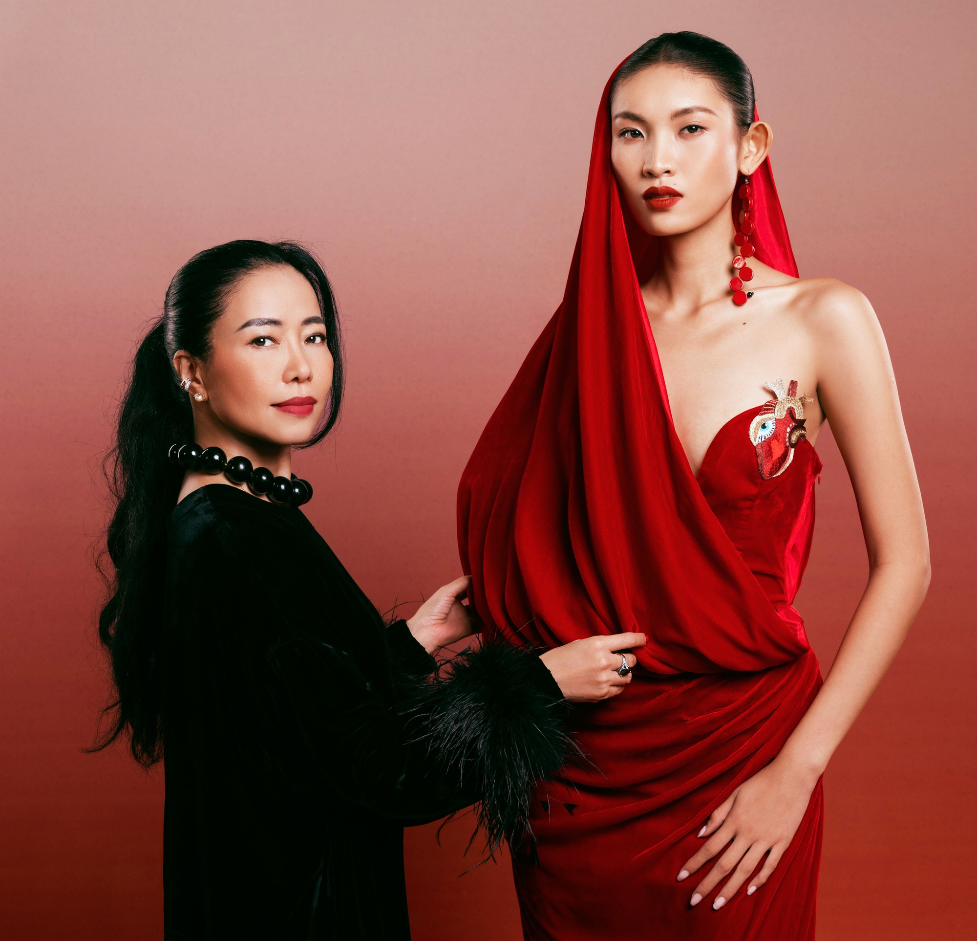 អ្នករចនា Ha Linh Thu ត្រឡប់មកទីក្រុងប៉ារីសវិញ ដើម្បីរៀបចំកម្មវិធីបង្ហាញម៉ូដ - រូបថត ១. Nhà thiết kế Hà Linh Thư trở lại Paris tổ chức show thời trang - Ảnh 1.