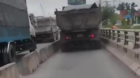 Xác minh clip xe ben chạy trong làn xe máy trên cầu vượt Tân Vạn - Ảnh 1.