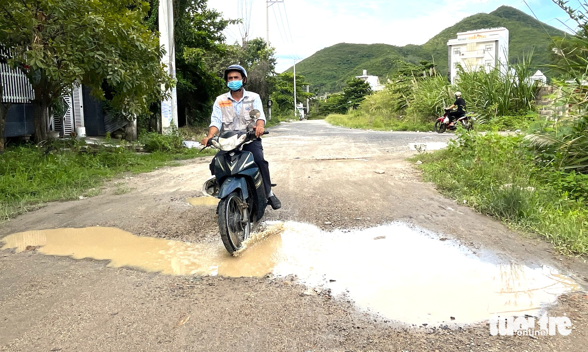 Dân Nam Nha Trang 'kêu trời' vì con đường chằng chịt ổ gà, ổ voi - Ảnh 1.