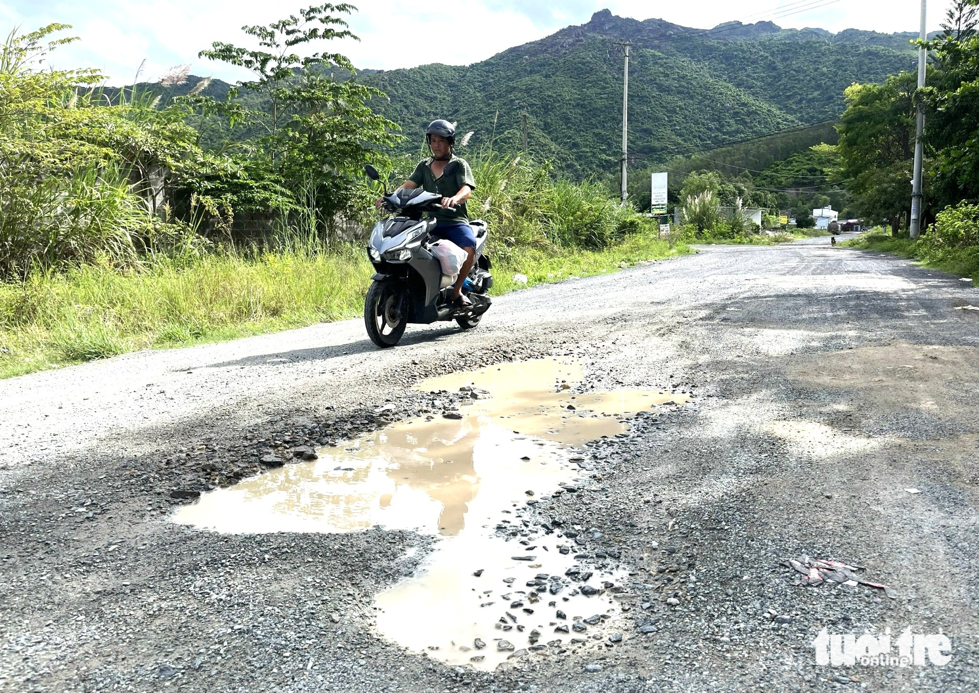 Dân Nam Nha Trang 'kêu trời' vì con đường chằng chịt ổ gà, ổ voi - Ảnh 2.