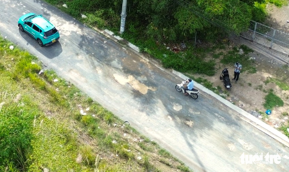 Dân Nam Nha Trang 'kêu trời' vì con đường chằng chịt ổ gà, ổ voi - Ảnh 4.