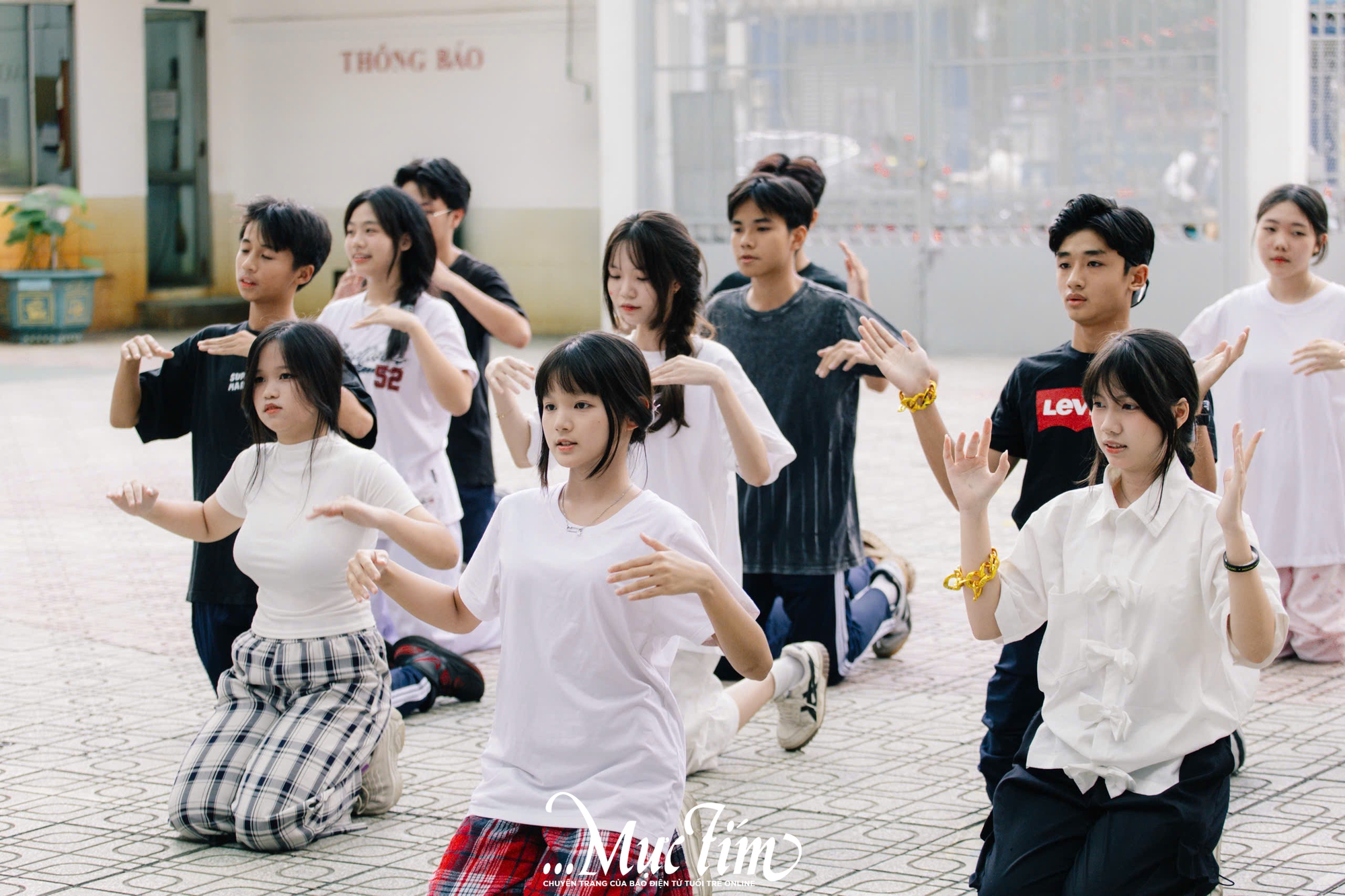 Teen Trường THPT Nguyễn Thái Bình thi nhảy dân vũ trong giờ ra chơi không điện thoại - Ảnh 17.