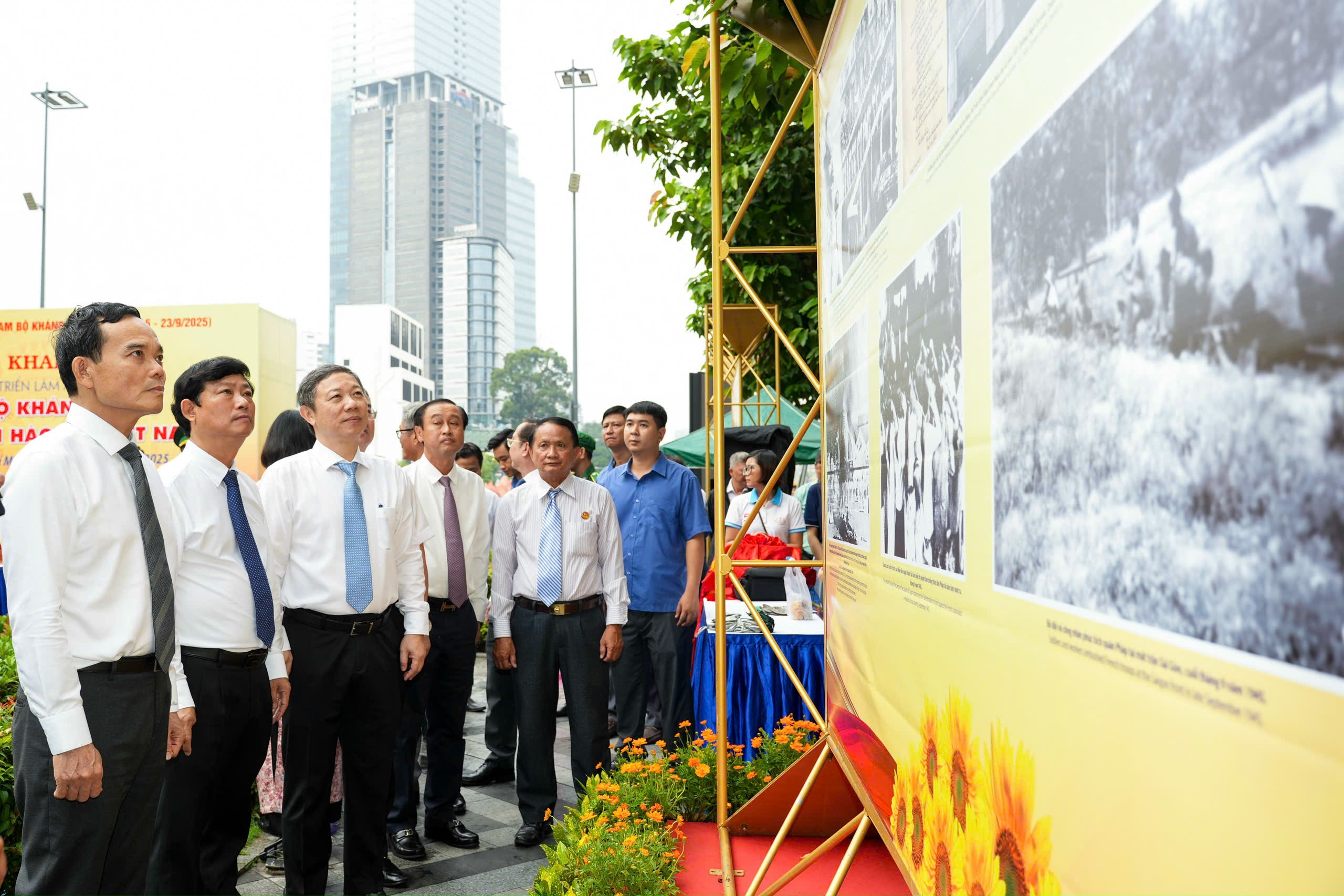 Khai mạc triển lãm ảnh kỷ niệm 80 năm Ngày Nam Bộ kháng chiến - Ảnh 3.