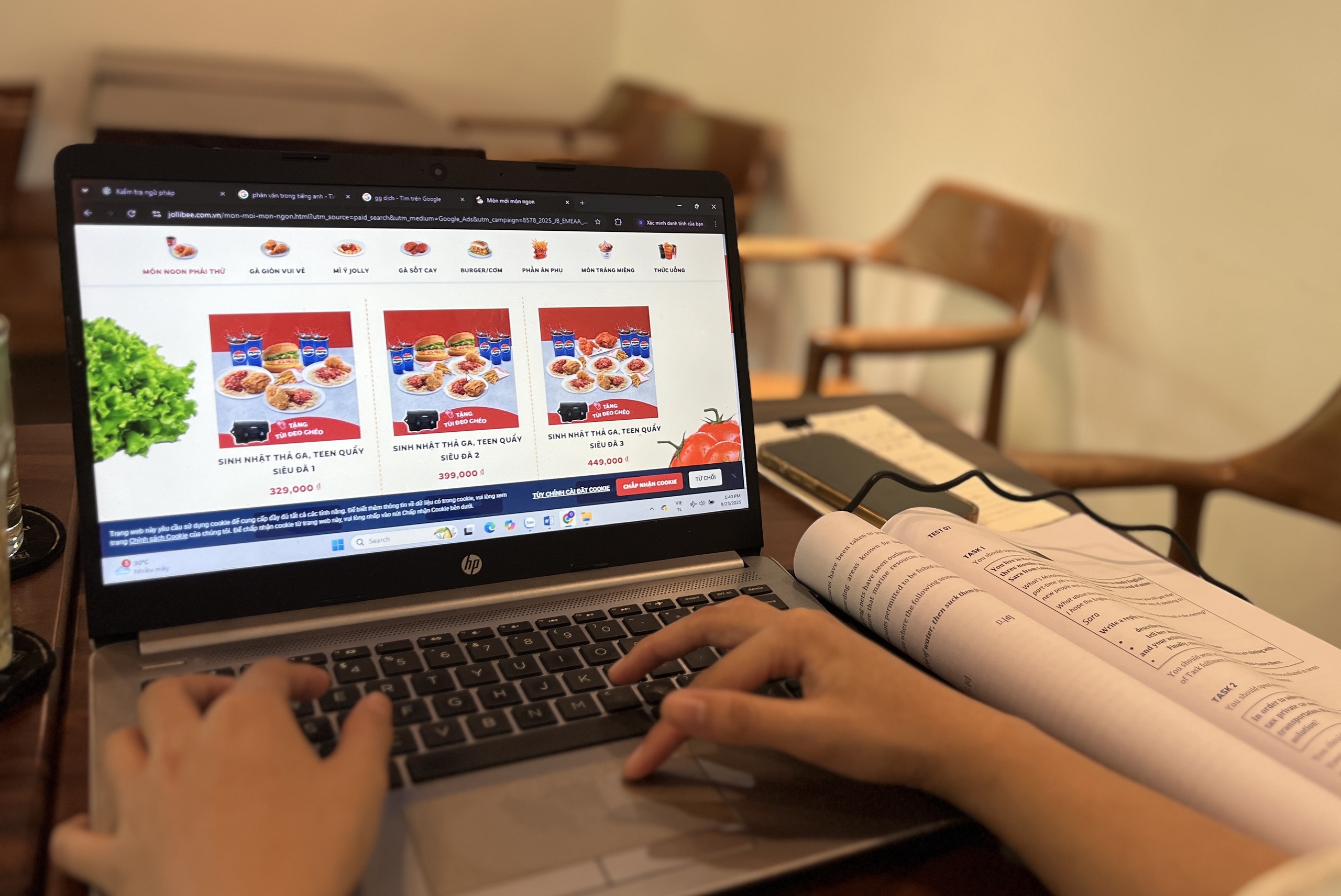 Đặt đồ ăn 'tới tận giường': Tiết kiệm thời gian hay là sự lười biếng? - Ảnh 1.