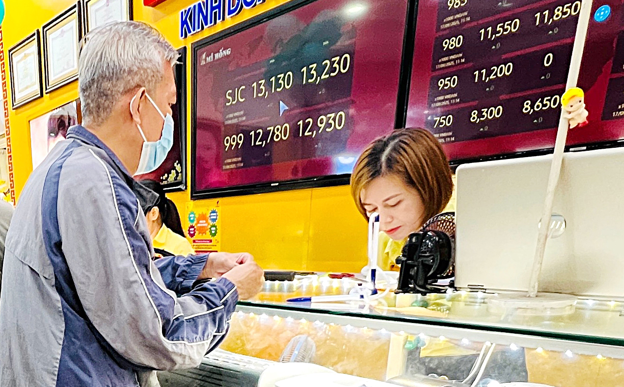 Xếp hàng mua vàng: Nhắm mắt mua đại, rước hại về sau - Ảnh 3.