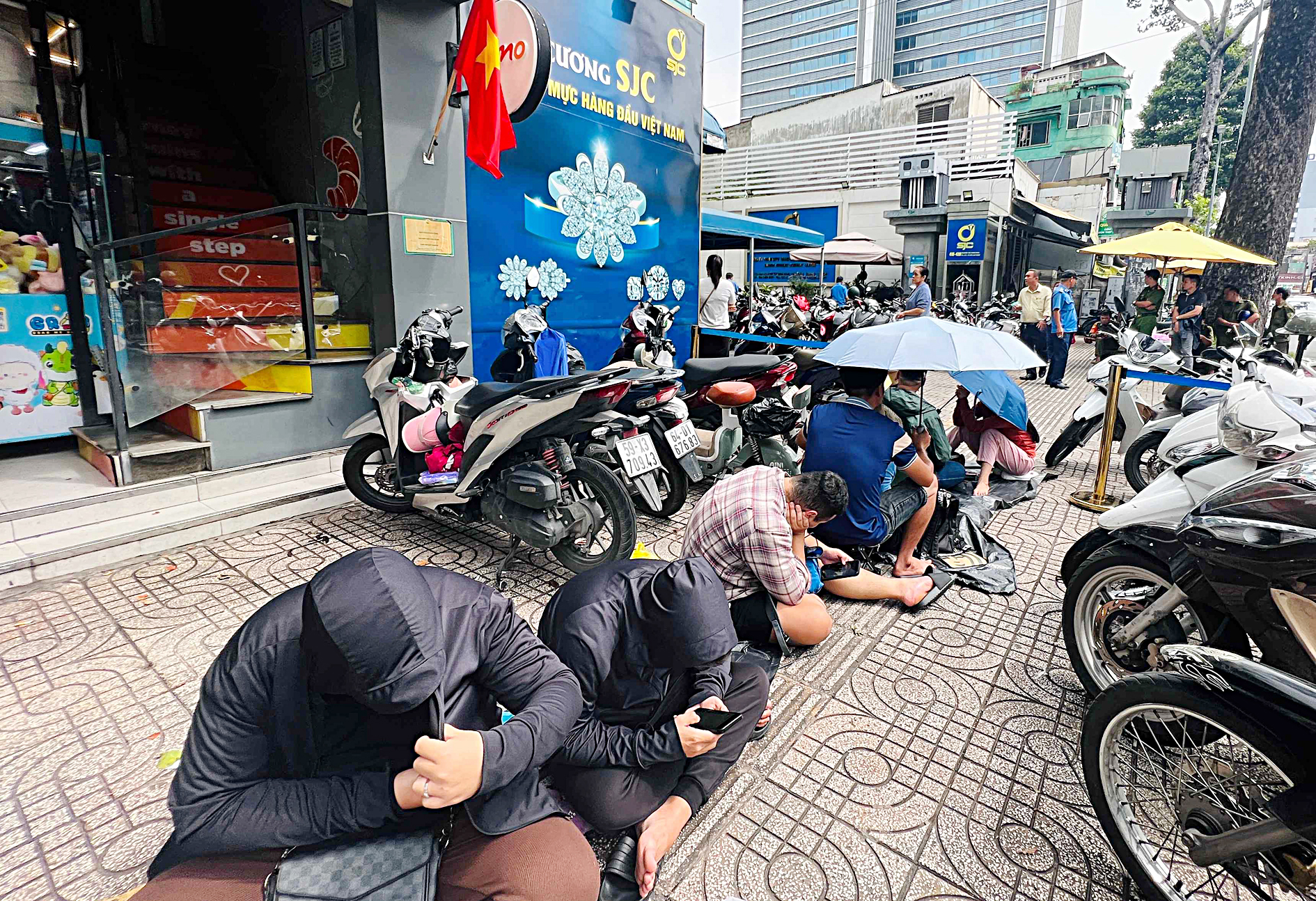 Xếp hàng mua vàng: Nhắm mắt mua đại, rước hại về sau - Ảnh 1.