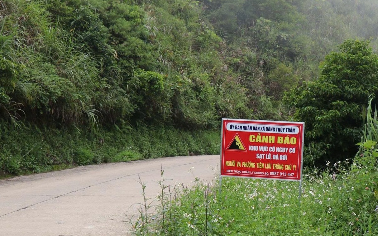 Đá rơi liên tục xuống tỉnh lộ 627C Quảng Ngãi, người dân vừa lái xe vừa nhìn núi - Ảnh 3.