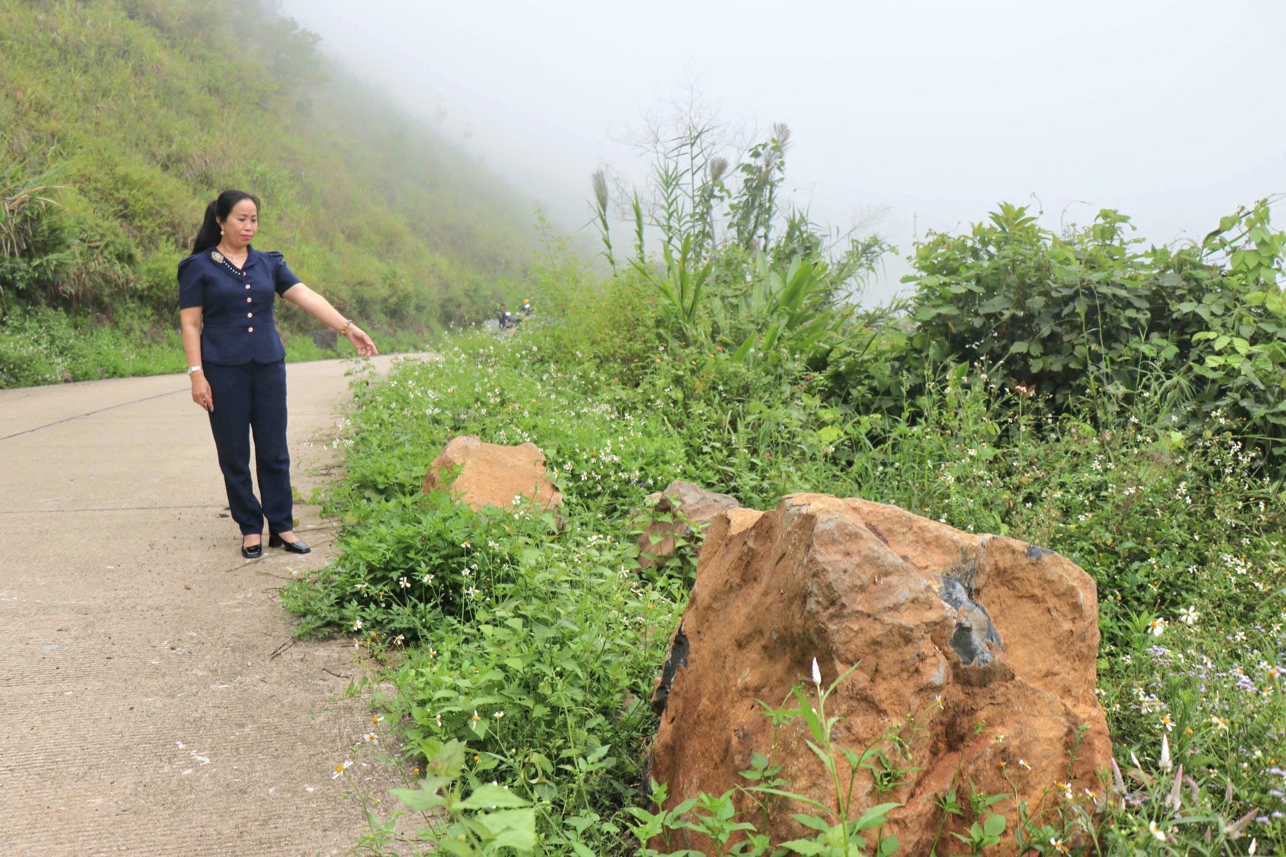 Đá rơi liên tục xuống tỉnh lộ 627C Quảng Ngãi, người dân vừa lái xe vừa nhìn núi - Ảnh 4.