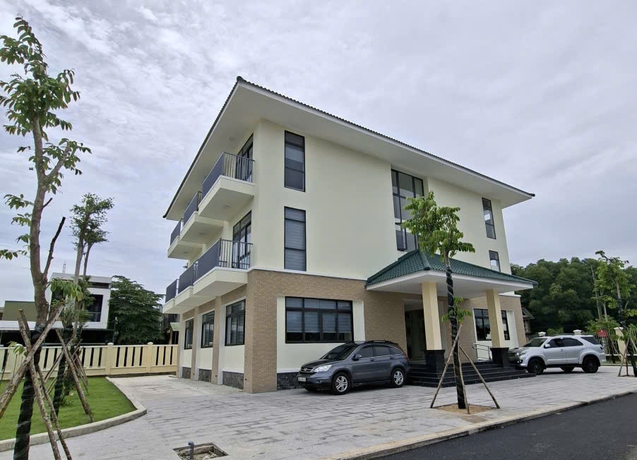 Quảng Ngãi tháo gỡ vướng mắc trong bố trí nhà công vụ sau hợp nhất - Ảnh 1.