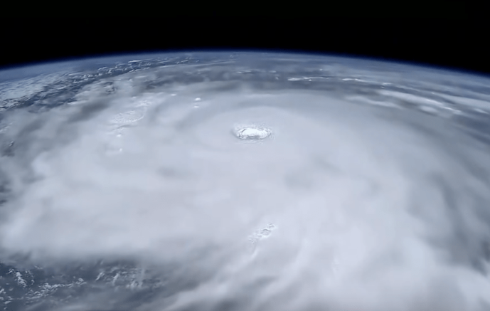 Phi hành gia ISS chụp lại siêu bão Ragasa: Khung cảnh 'hãi hùng' từ không gian - Ảnh 1.