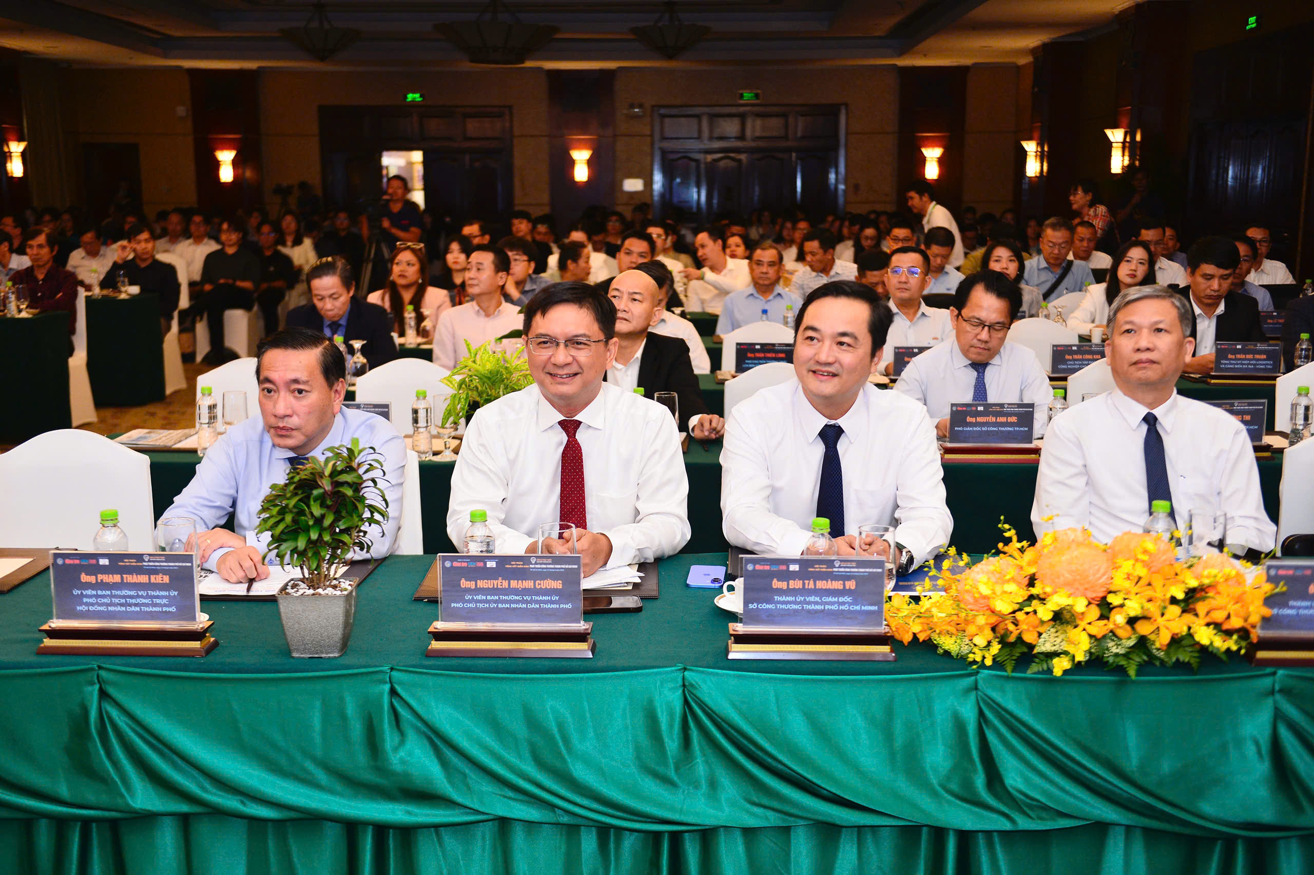 Tận dụng đúng lợi thế, TP.HCM sẽ thành 'rồng ba đầu' mạnh mẽ - Ảnh 1.