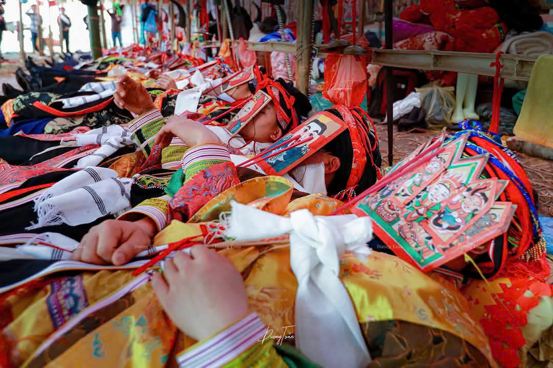 Ženy a děti, které dříve v Sa Pa prodávaly zboží a žebraly, vystupují na pódiu - Foto 2. Những phụ nữ và trẻ em từng bán hàng rong, xin ăn ở Sa Pa lên sân khấu biểu diễn - Ảnh 2.