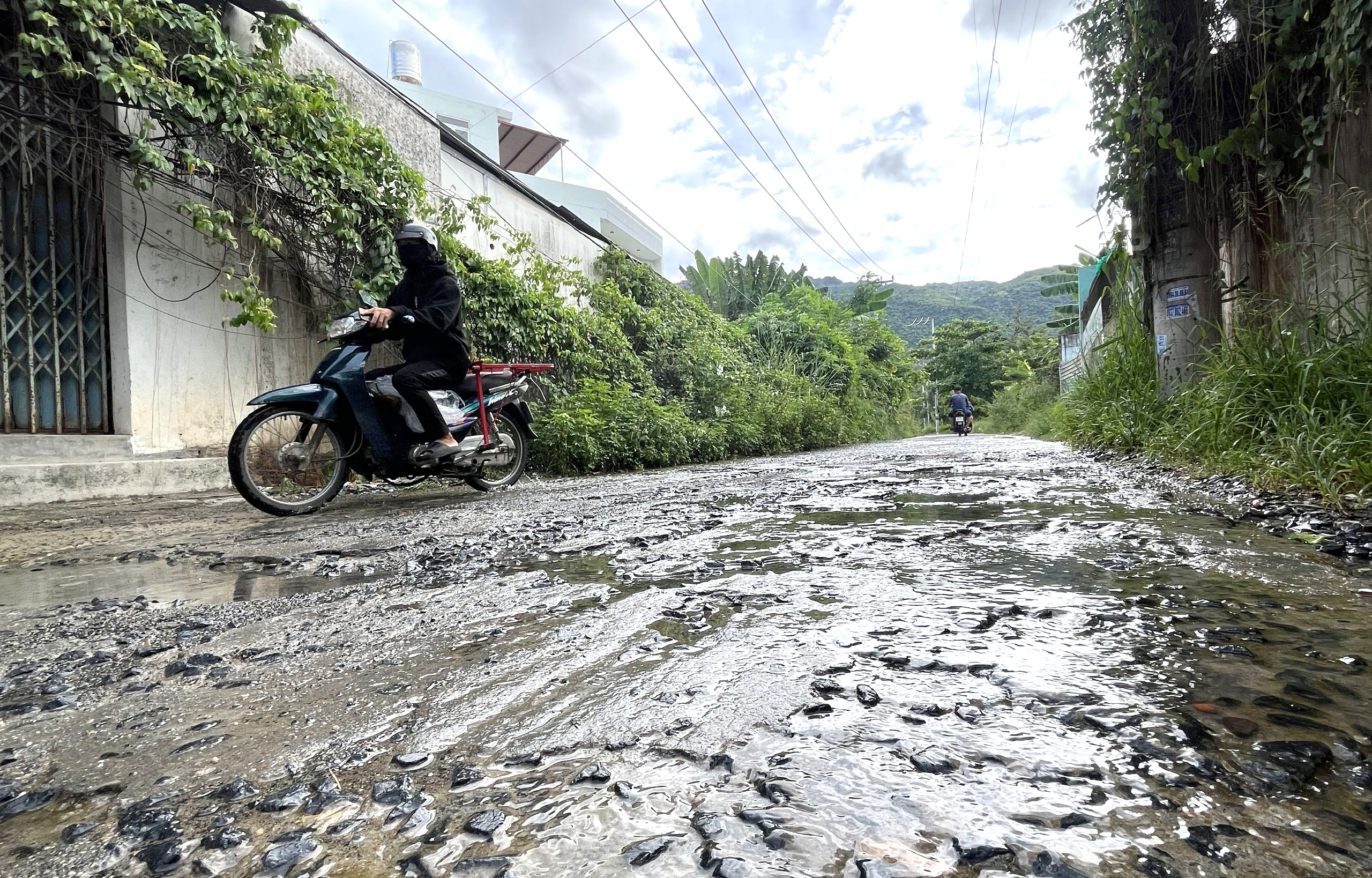 Dân Nam Nha Trang 'kêu trời' vì con đường chằng chịt ổ gà, ổ voi - Ảnh 3.
