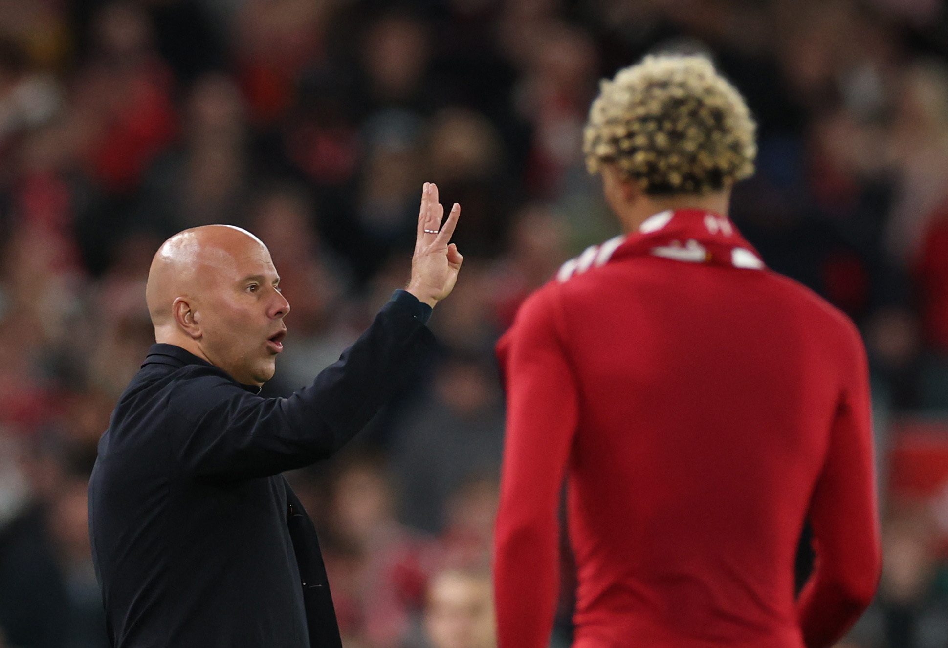 HLV Slot gọi thẻ đỏ của Ekitike là quá ngu ngốc - Ảnh 2.