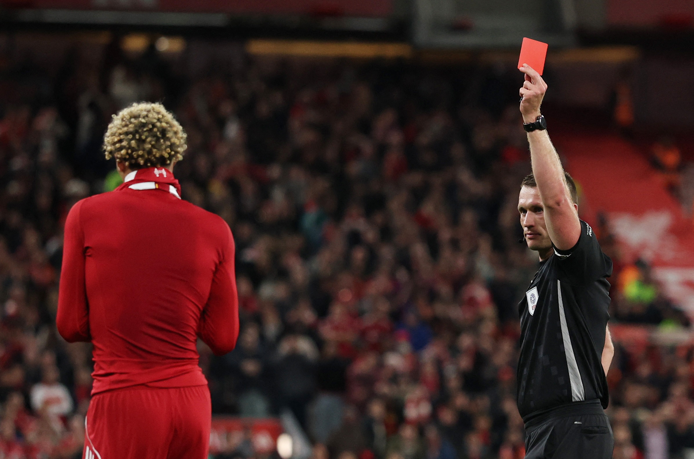 HLV Slot gọi thẻ đỏ của Ekitike là quá ngu ngốc - Ảnh 1.