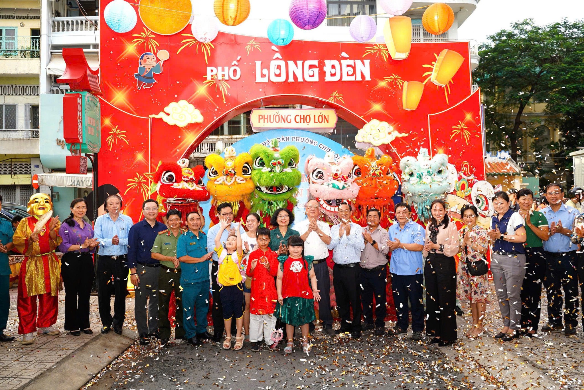 Phố lồng đèn, không gian Trung thu rực rỡ giữa lòng Chợ Lớn chính thức khai hội - Ảnh 2.