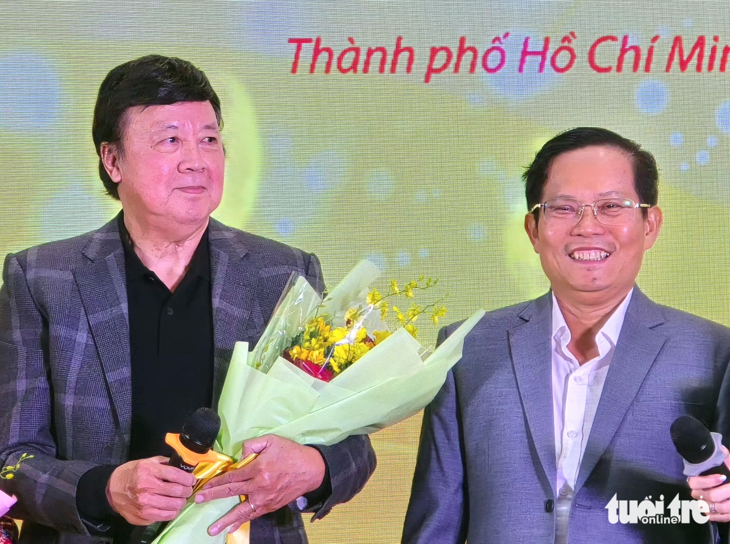 Konstnären Bao Quoc blev Nghệ sĩ Bảo Quốc xúc động vì số tiền 1 tỉ đồng giúp đỡ nghệ sĩ khó khăn - Ảnh 2.