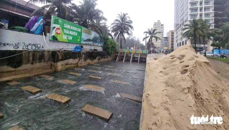 Mùi hôi, nước thải tràn ra biển Đà Nẵng: Xử nghiêm hành vi cố tình xả thải - Ảnh 1.