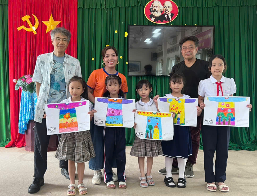 Japán művész érkezik a Con Dao különleges övezetbe, hogy festészetet tanítson - 2. kép Họa sĩ Nhật đến Côn Đảo dạy vẽ tranh - Ảnh 2.