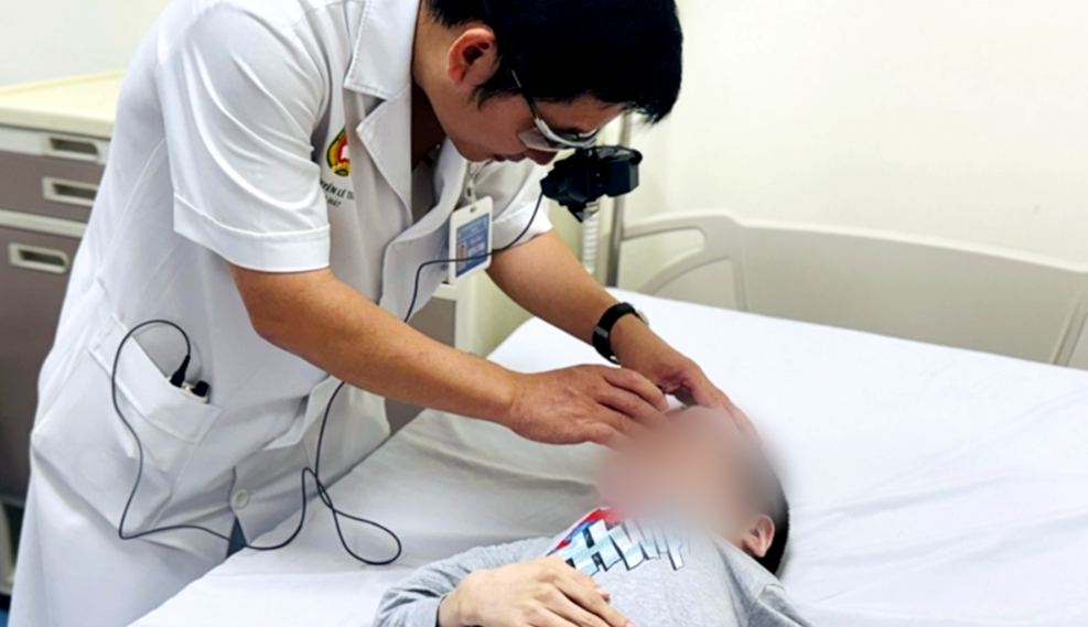 Cứu đôi mắt nam thanh niên 21 tuổi chỉ nặng 10kg, mắc bệnh xương thủy tinh - Ảnh 1.
