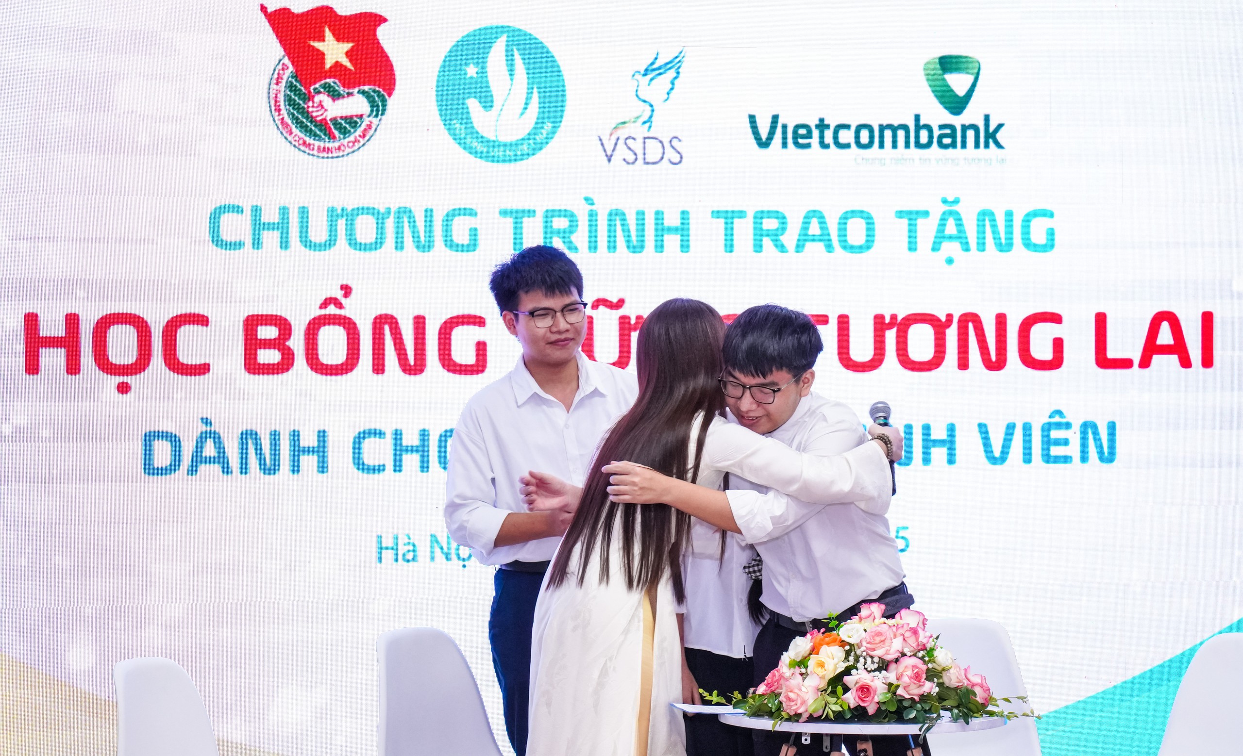 Sinh viên từng là thủ khoa có bố phụ hồ, mẹ mù chữ được nhận học bổng 'Vững tương lai' - Ảnh 1.