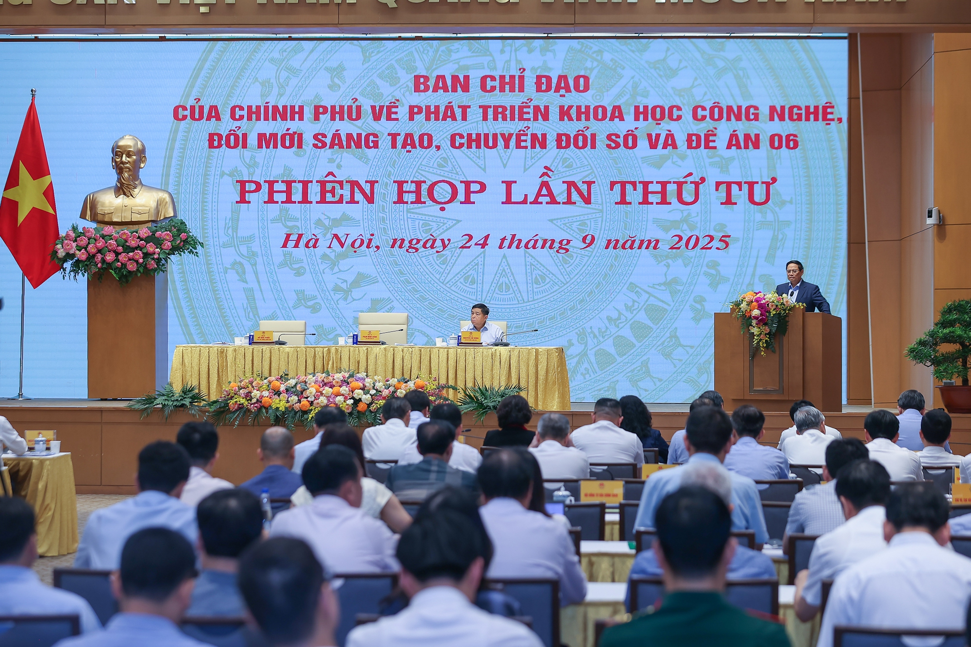 Thủ tướng: Không tái diễn việc yêu cầu người dân cung cấp giấy tờ trùng lặp dữ liệu đã có - Ảnh 1.