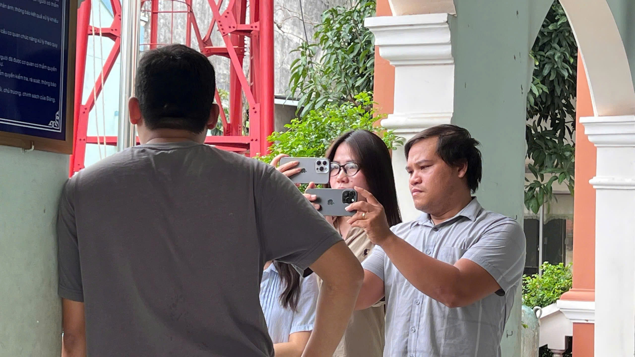 ផ្សះផ្សាដោយជោគជ័យករណី Vụ 'xây nhà trên đất người khác' ở TP.HCM: Hòa giải thành, thuê ‘thần đèn’ dời nhà trong 45 ngày - Ảnh 1.