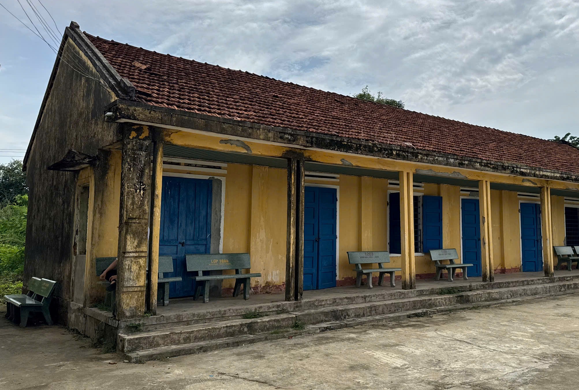 Trường xây 30 năm xuống cấp nghiêm trọng, giáo viên và học sinh đều nơm nớp - Ảnh 1.