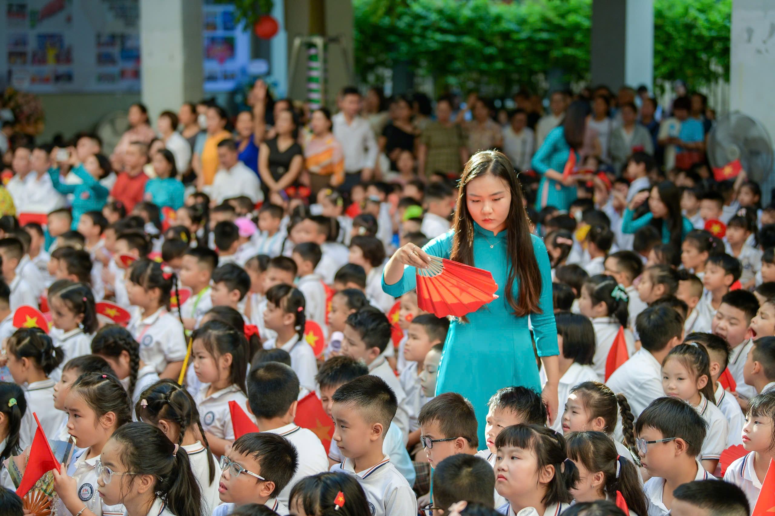 Giáo viên dạy thêm giờ được trả lương gấp rưỡi, tối đa 200 tiết - Ảnh 1.