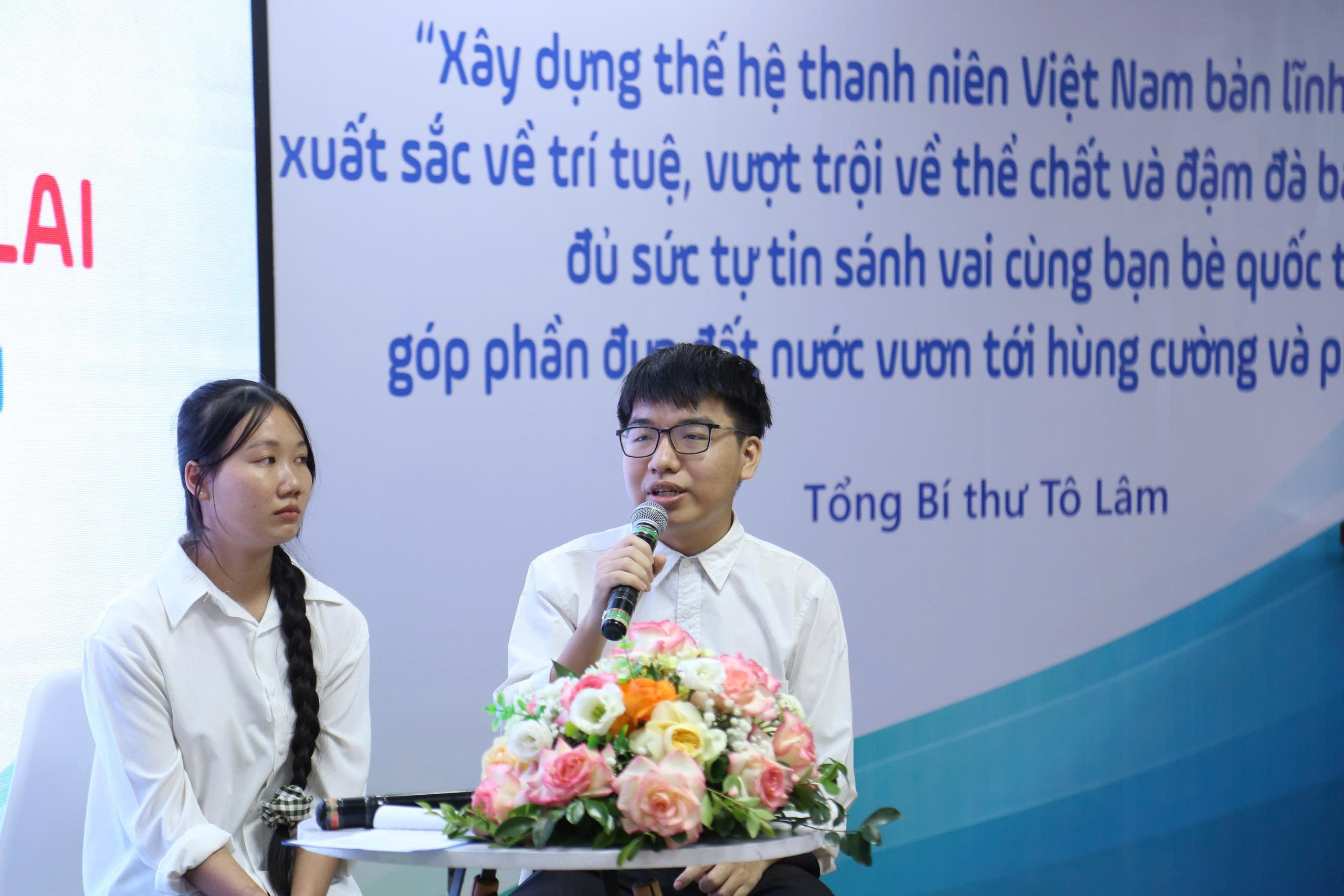 Sinh viên từng là thủ khoa có bố phụ hồ, mẹ mù chữ được nhận học bổng 'Vững tương lai' - Ảnh 3.