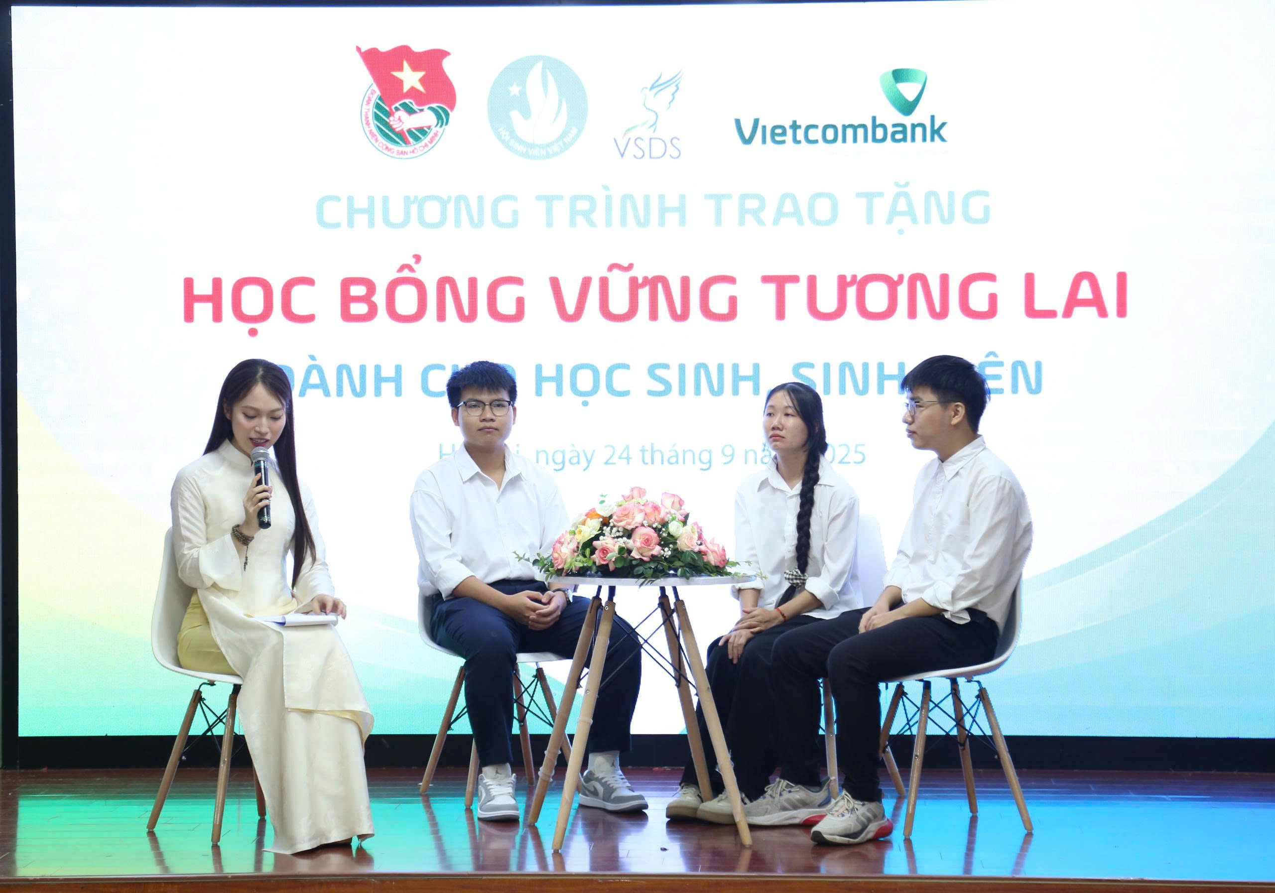 Sinh viên từng là thủ khoa có bố phụ hồ, mẹ mù chữ được nhận học bổng 'Vững tương lai' - Ảnh 2.