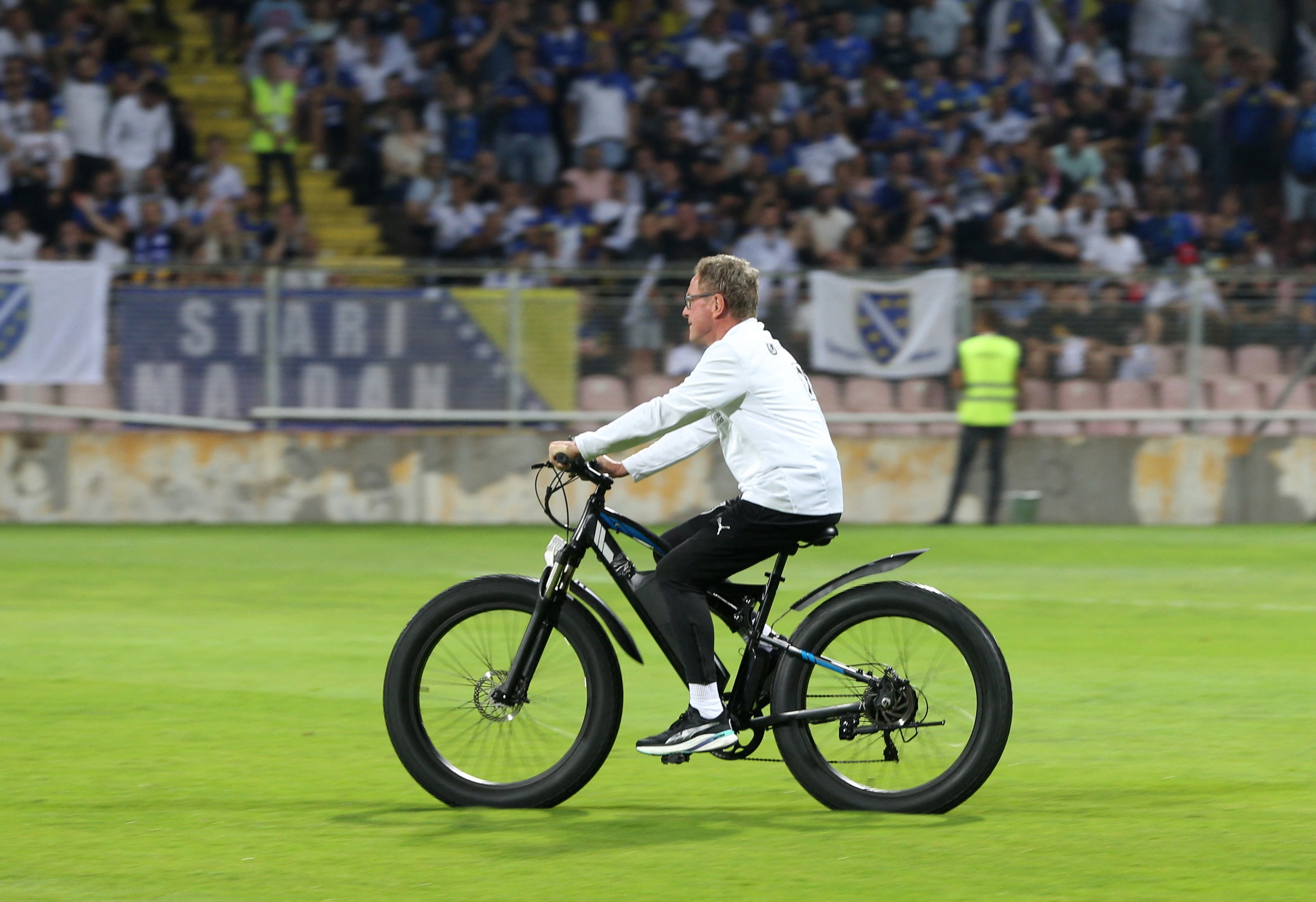 Cựu HLV Man United nhập viện lần thứ 3 vì biến chứng sau phẫu thuật - Ảnh 2.